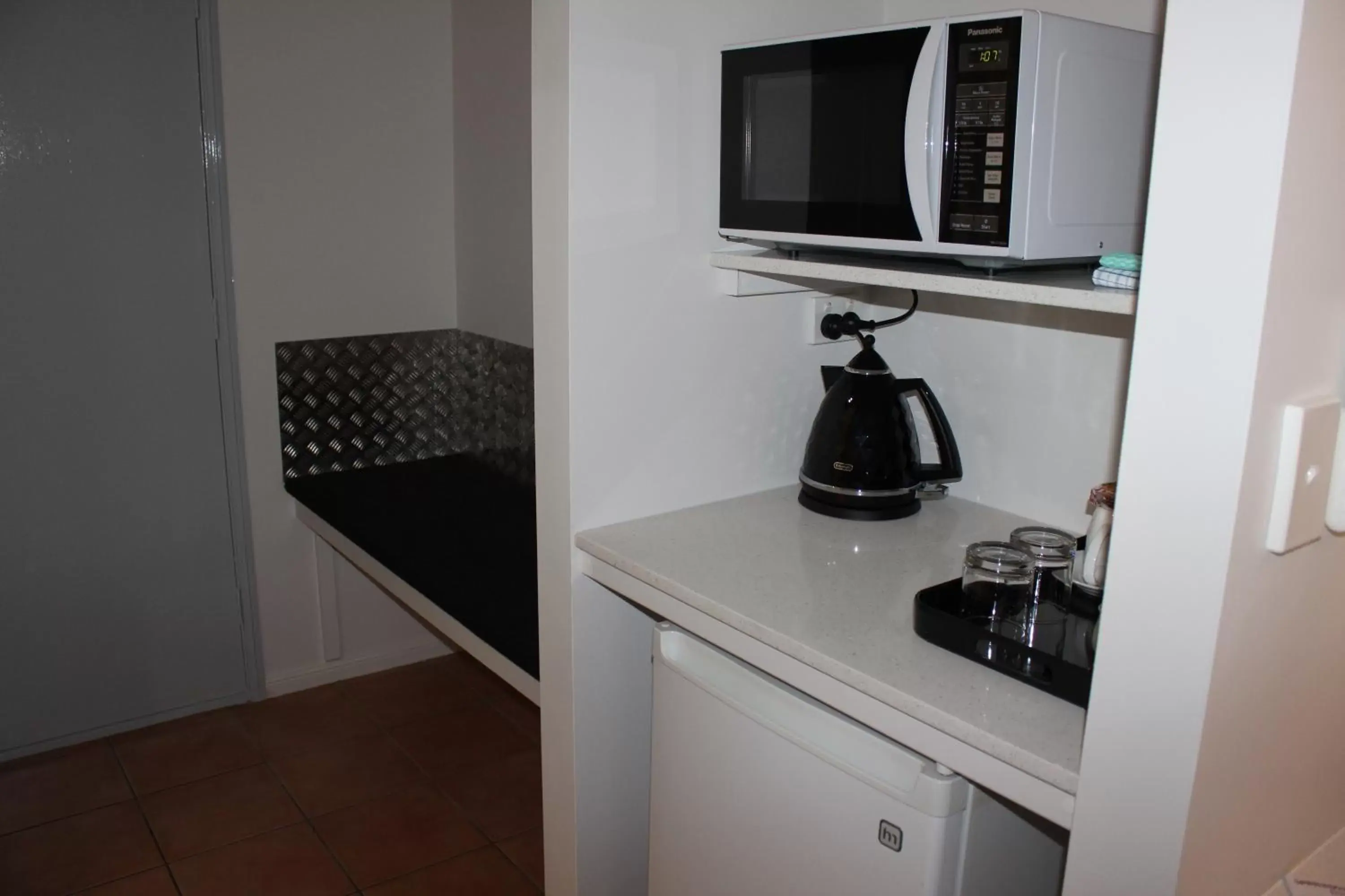 Coffee/tea facilities, TV/Entertainment Center in Springwood Motor Inn