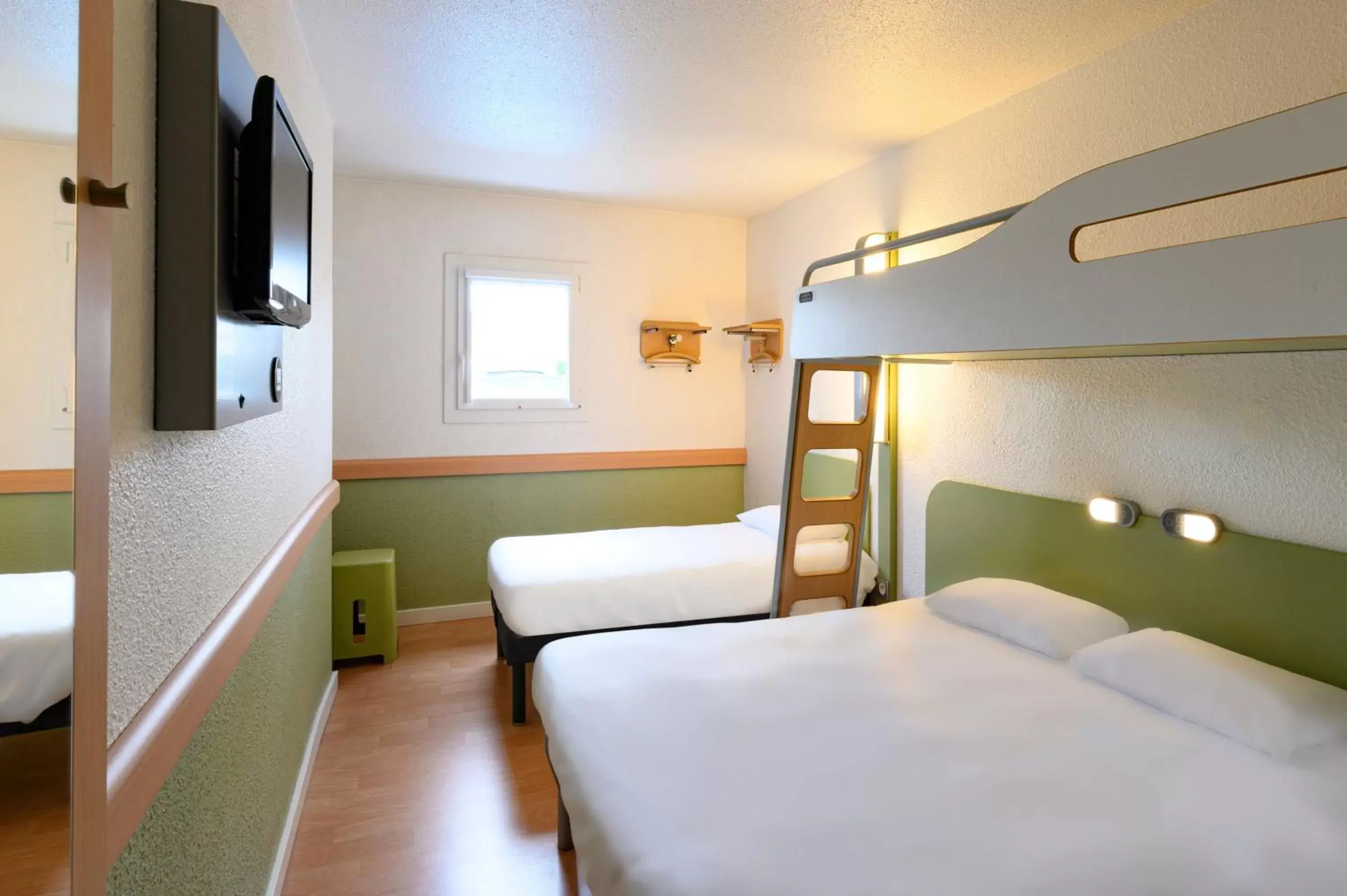 Photo of the whole room, Bunk Bed in Ibis budget Saint-Étienne stade