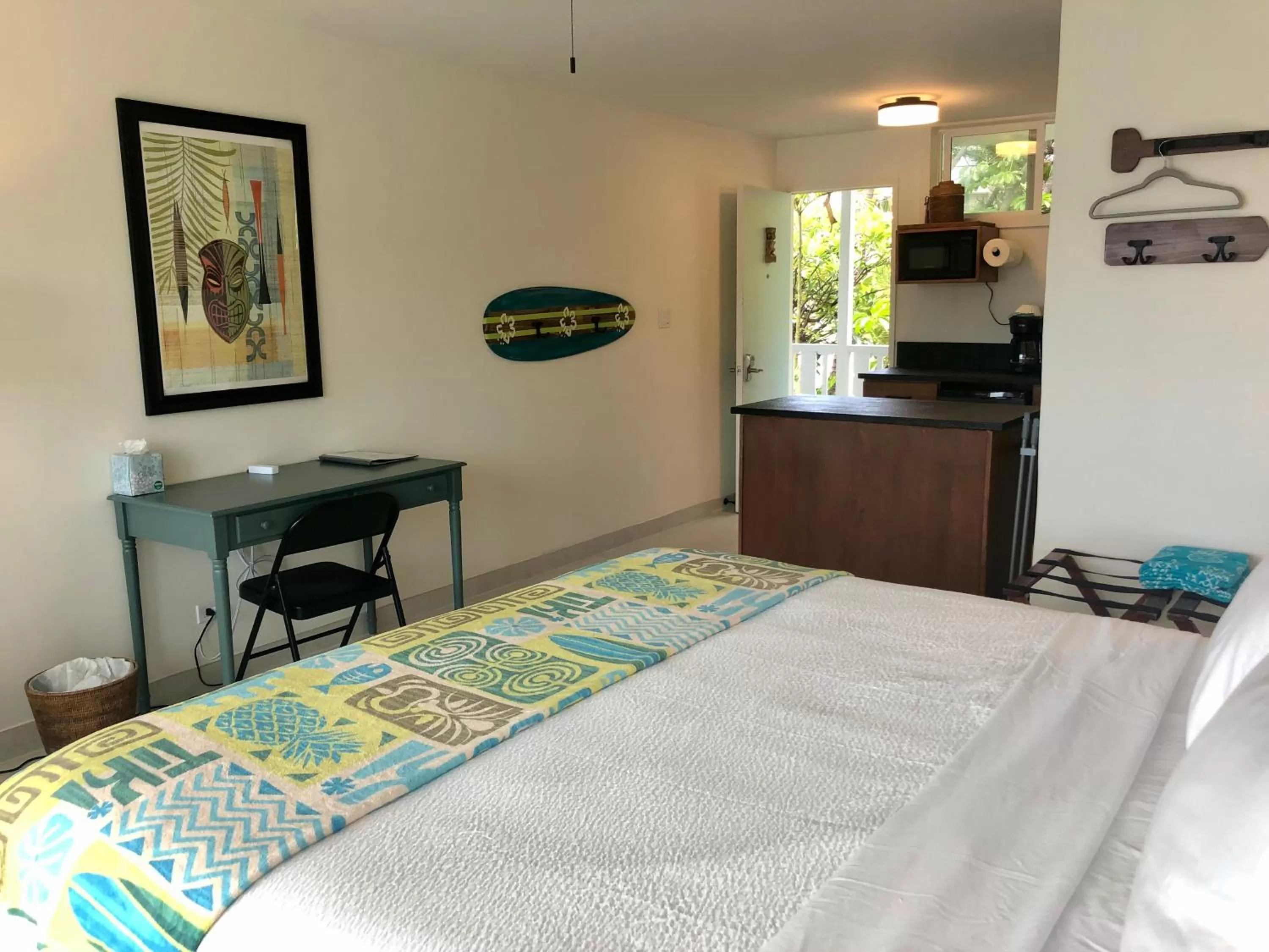 Photo of the whole room in Kona Tiki Hotel