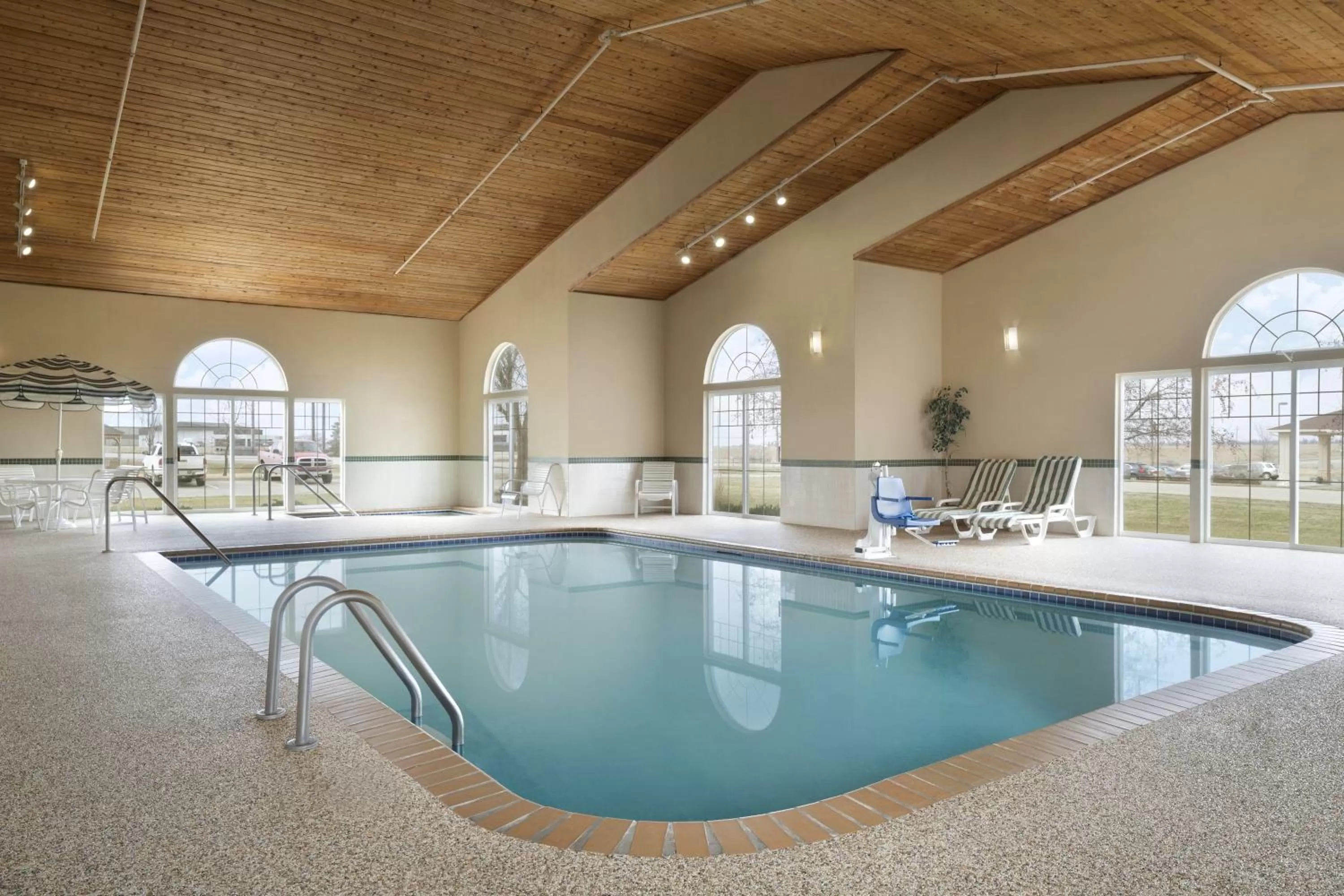 Swimming pool in Country Inn & Suites by Radisson, Grinnell, IA