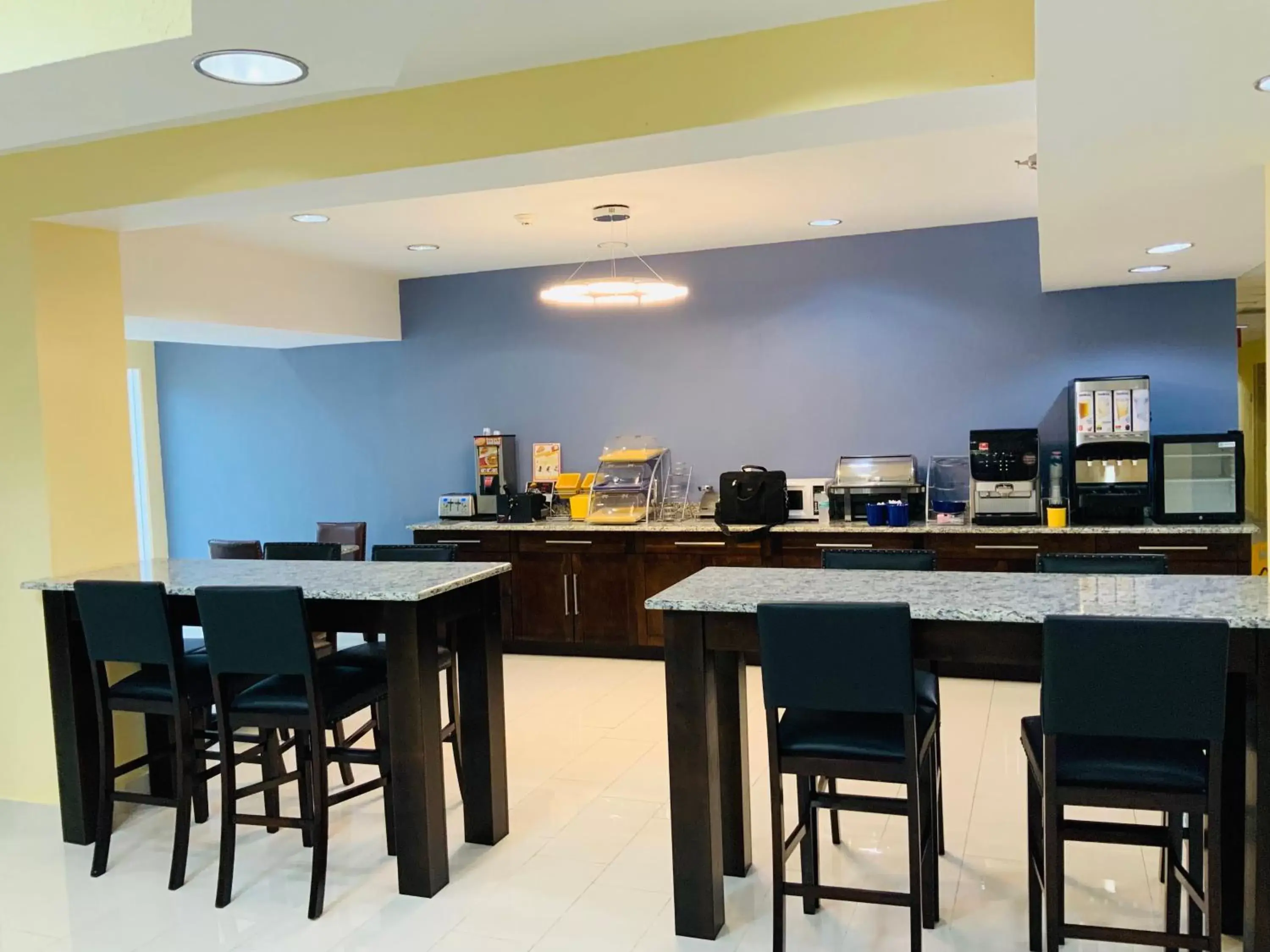 Buffet breakfast, Restaurant/Places to Eat in Days Inn & Suites by Wyndham Tampa/Raymond James Stadium