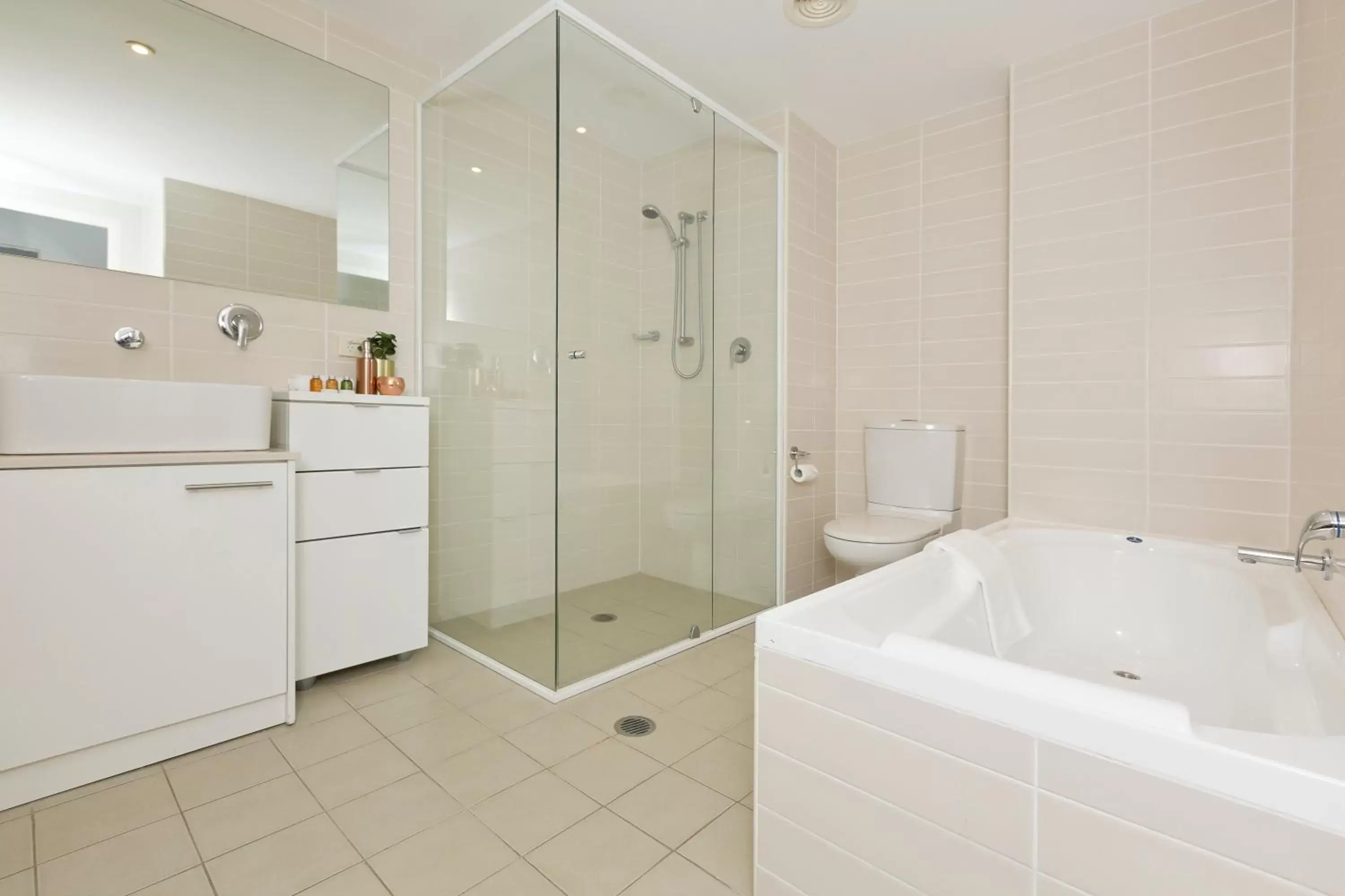 Shower, Bathroom in Sevan Apartments Forster