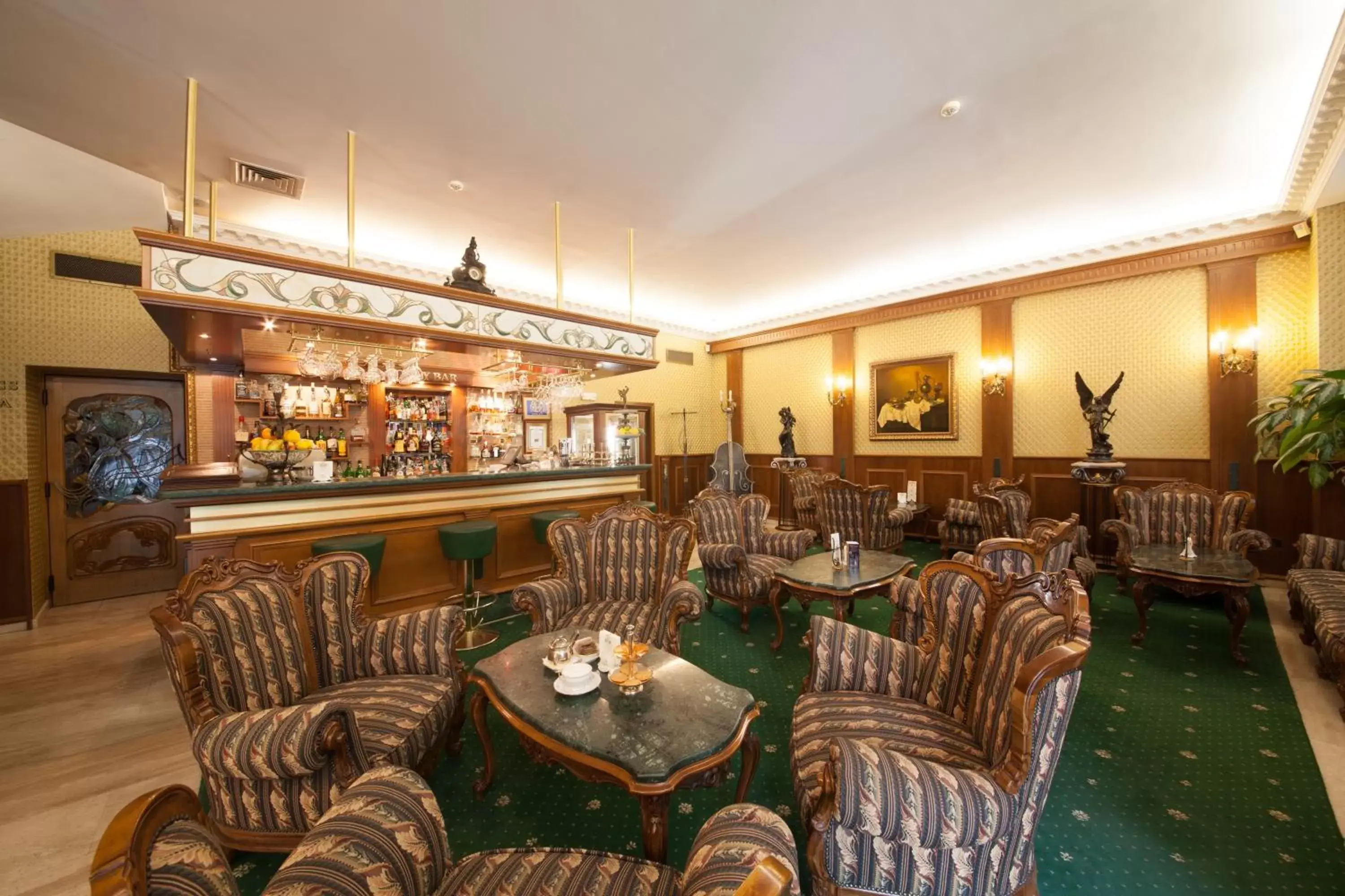 Lounge or bar in Grand Hotel London