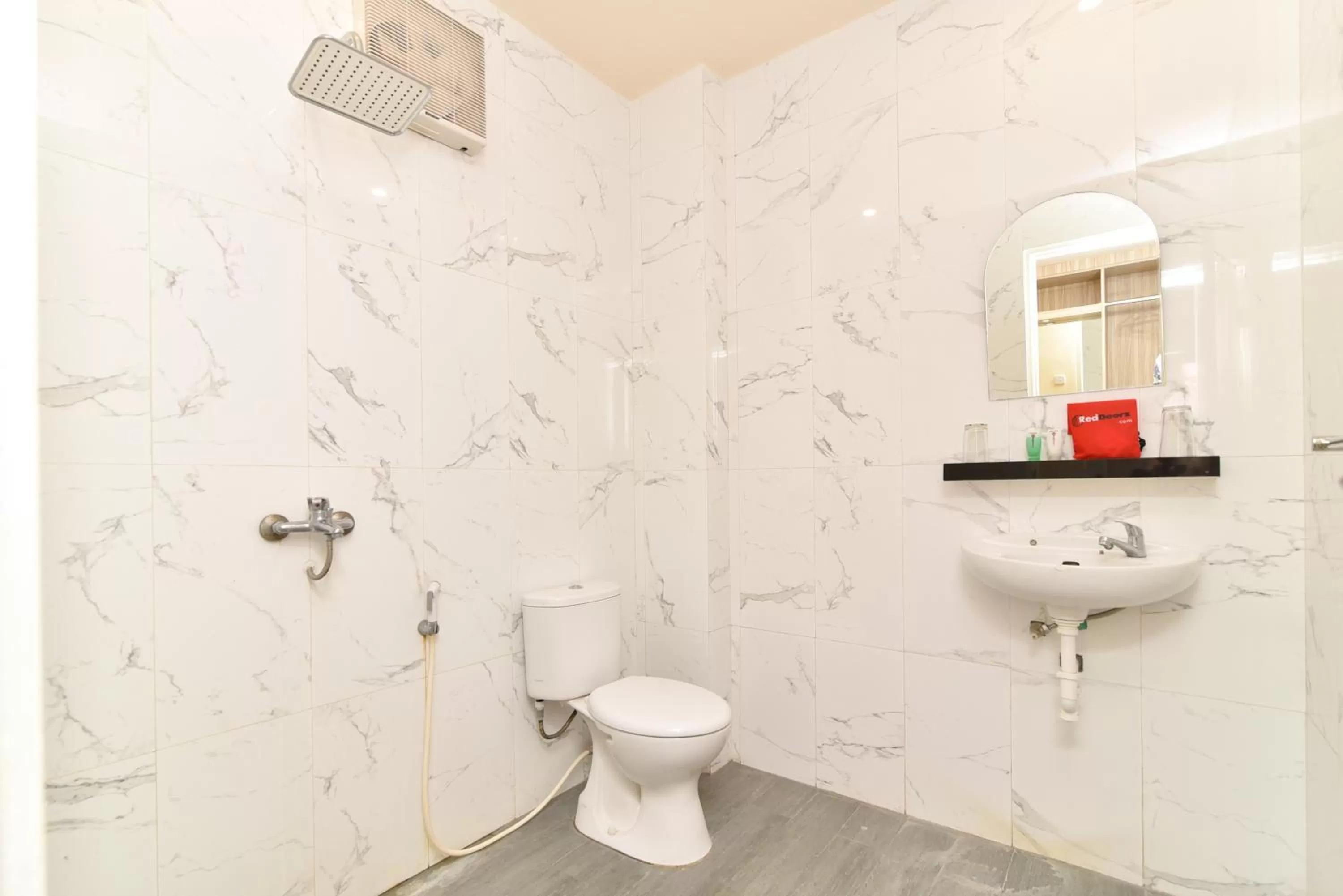 Bathroom in RedDoorz Plus At Hotel Pantai Timor