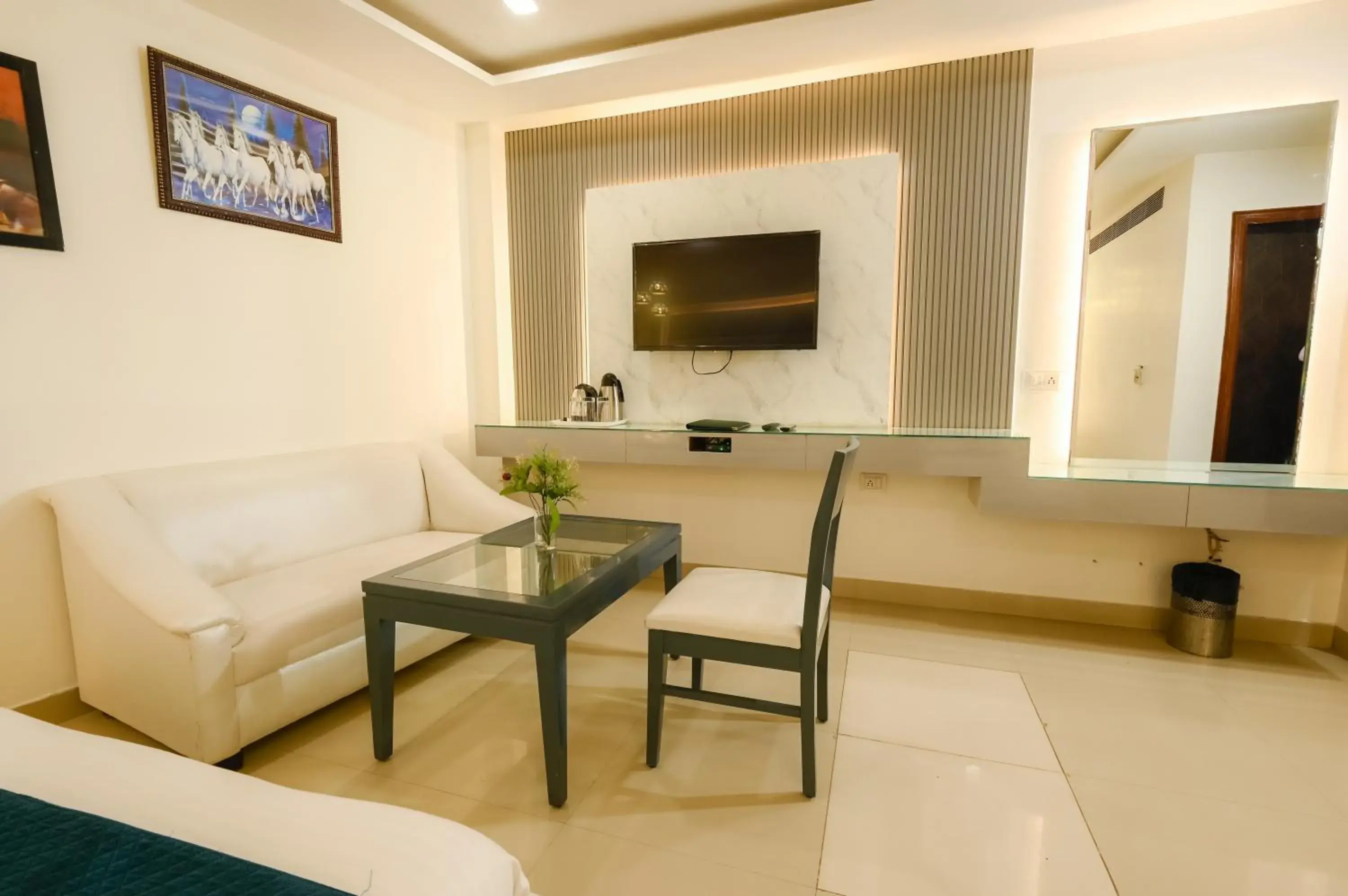 Seating area, TV/Entertainment Center in Hotel Krishna Deluxe-By RCG Hotels