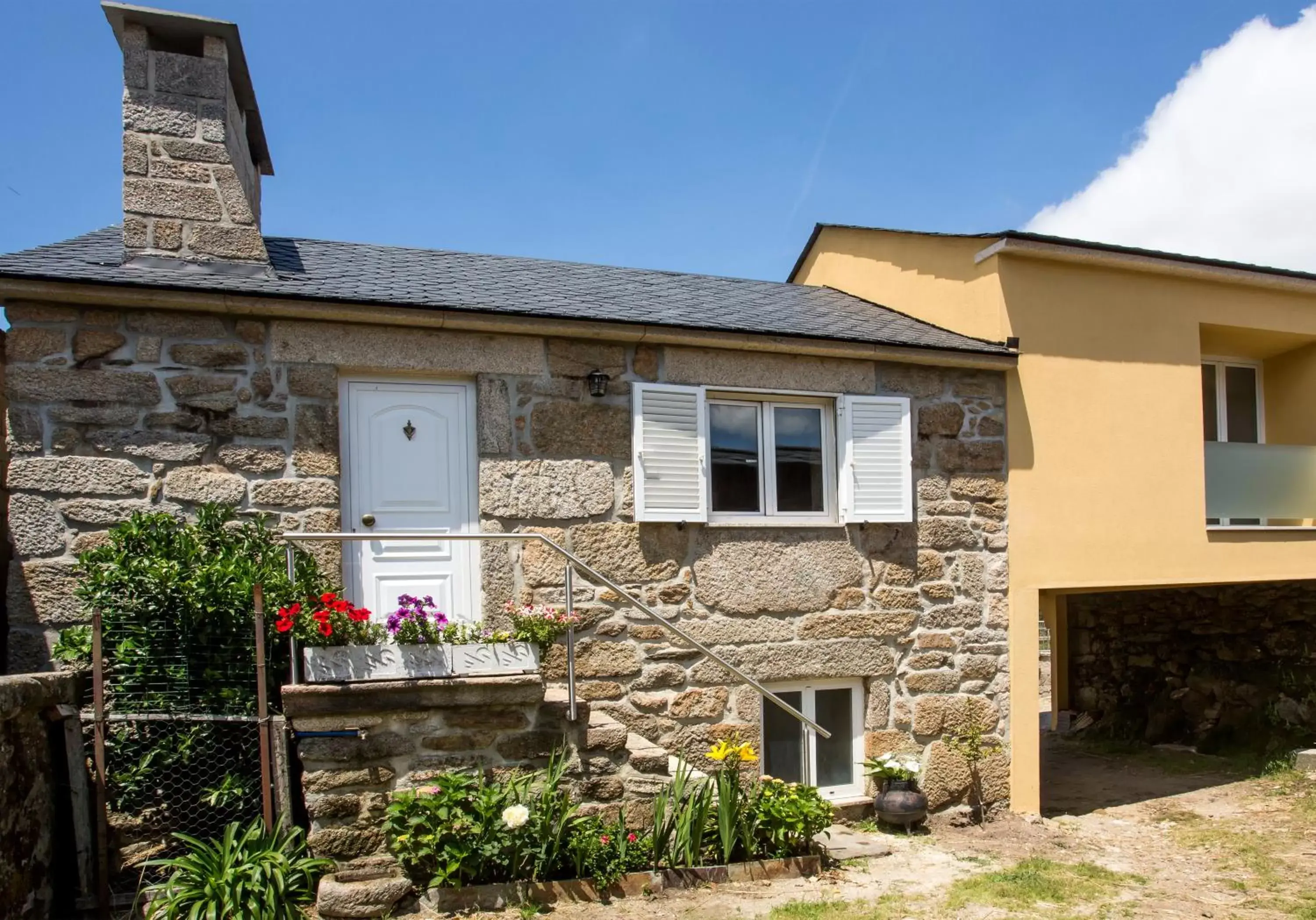 Facade/entrance, Property Building in Casa Amarela