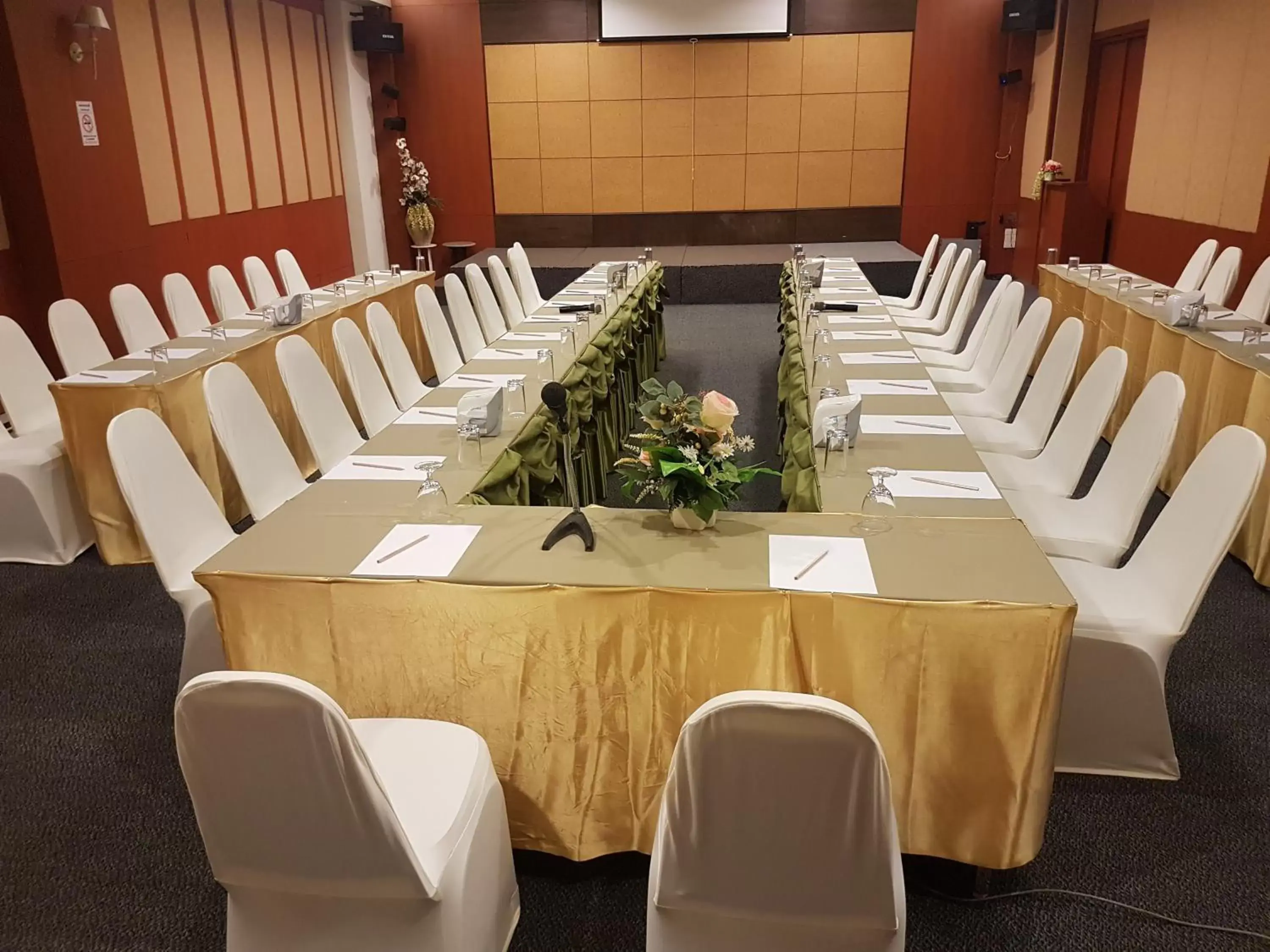 Meeting/conference room, Business Area/Conference Room in Hatyai Golden Crown Hotel