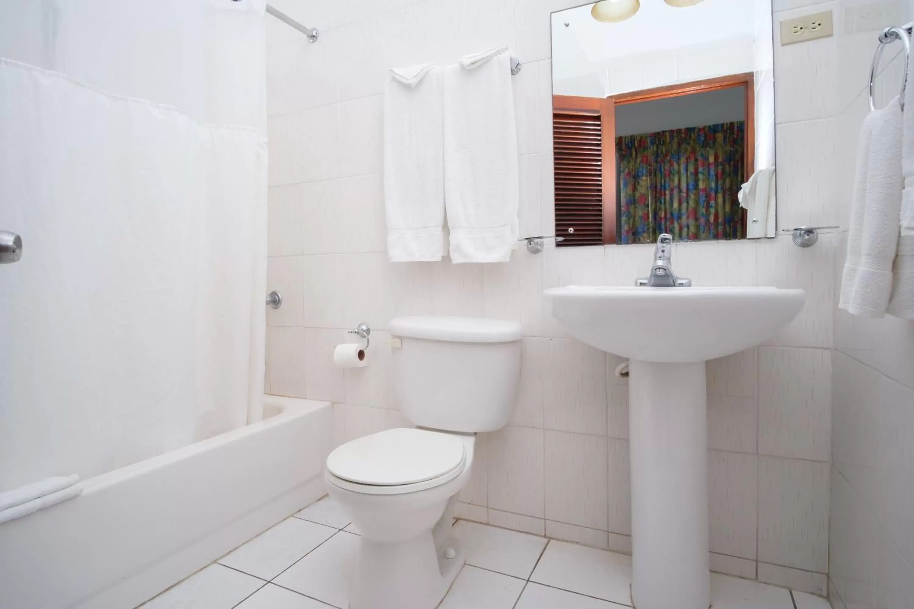 Bathroom in Hibiscus Lodge Hotel