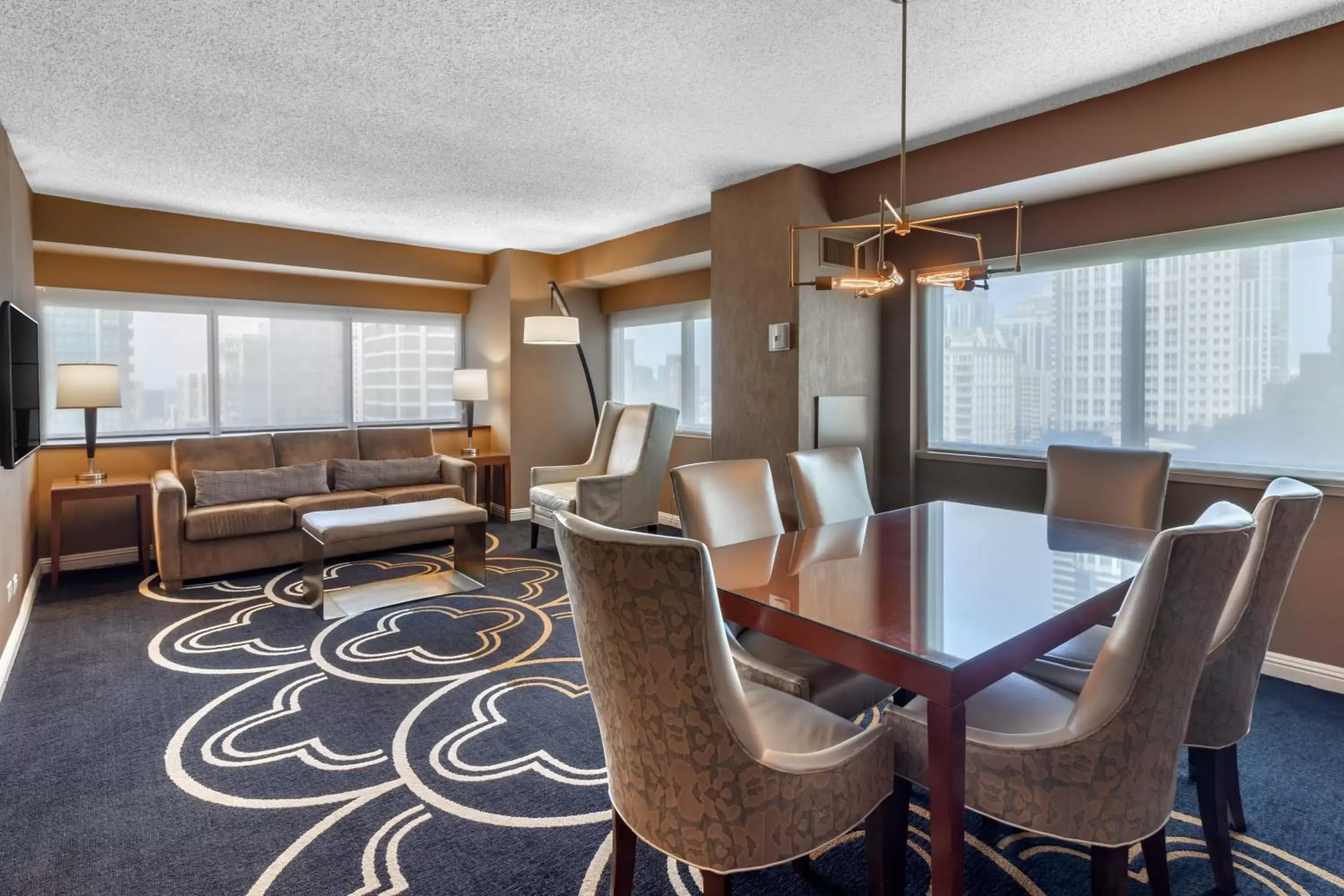 Photo of the whole room, Lounge/Bar in Omni Chicago All Suites Hotel-Magnificent Mile