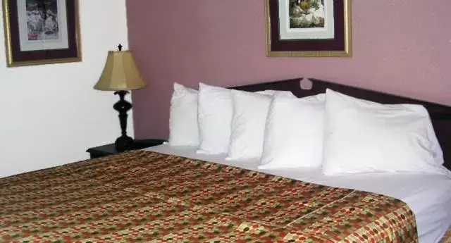 Bed in Jameson Inn - Perry