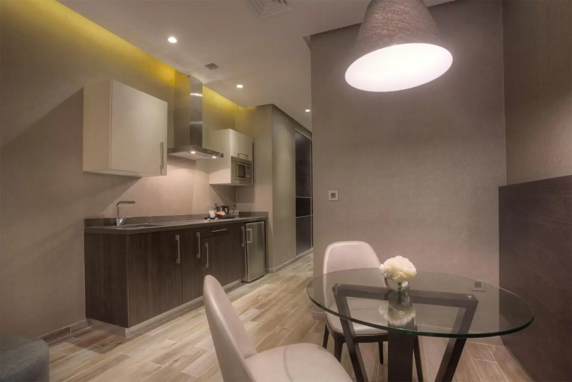 Dining area, Kitchen/Kitchenette in The House Boutique Suites