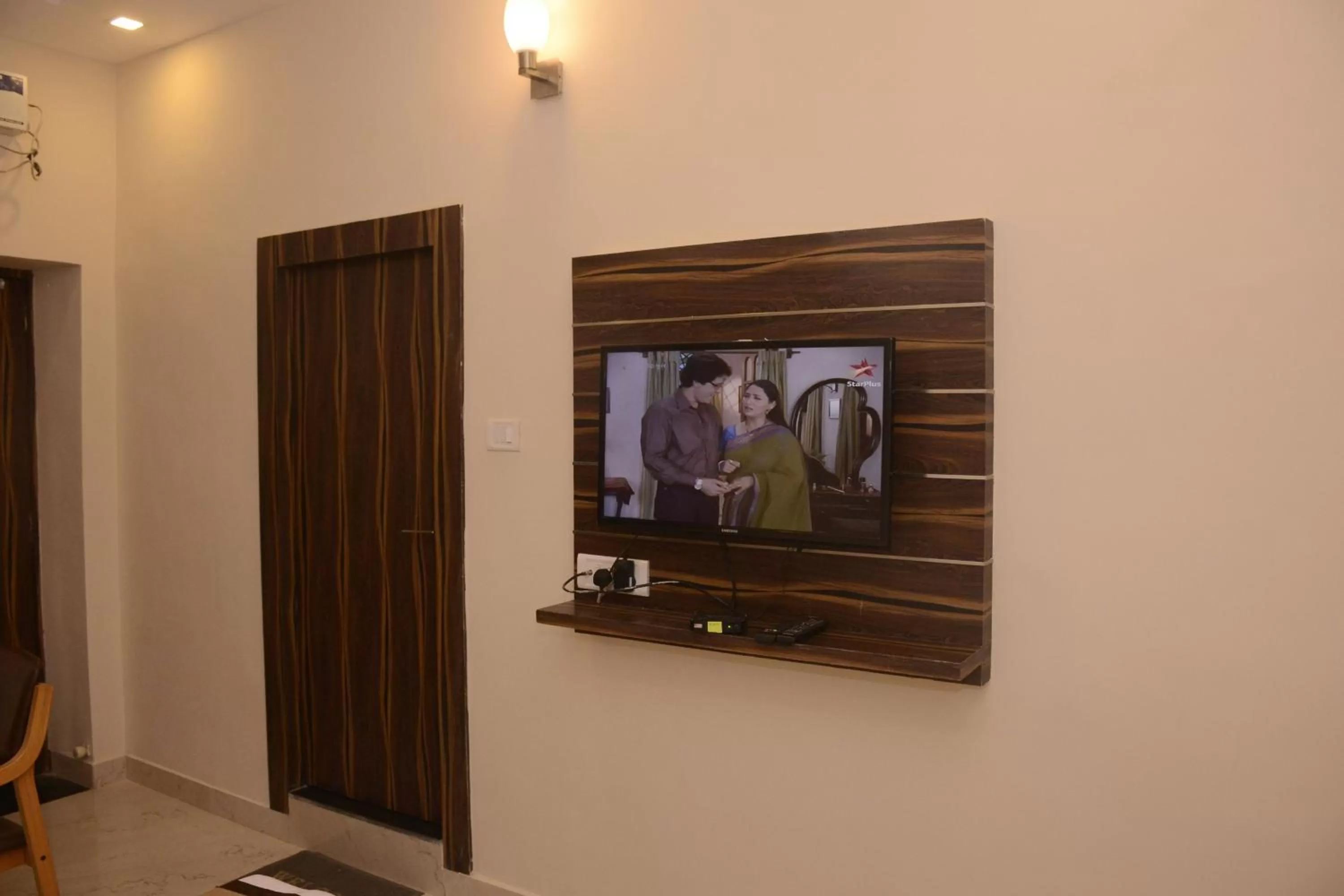 TV and multimedia, TV/Entertainment Center in Hotel Bharat