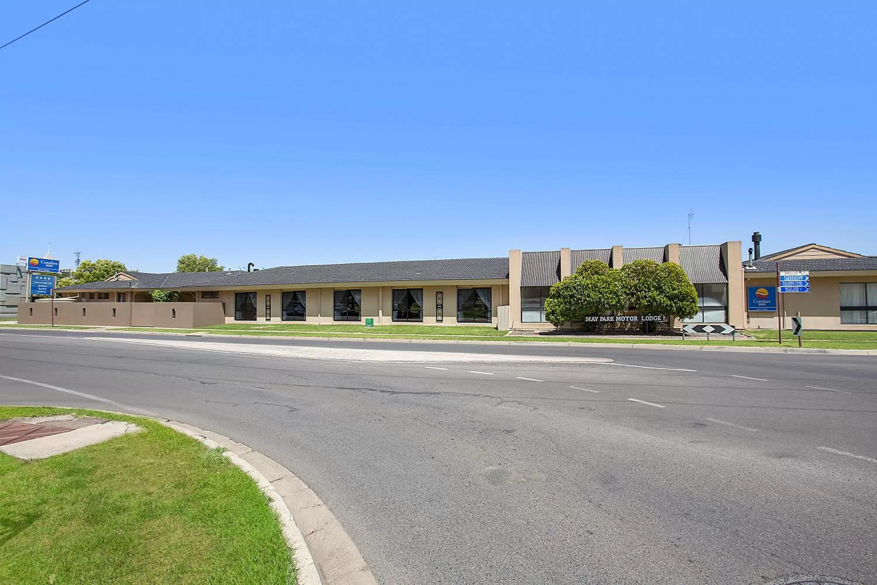 Property Building in Comfort Inn May Park