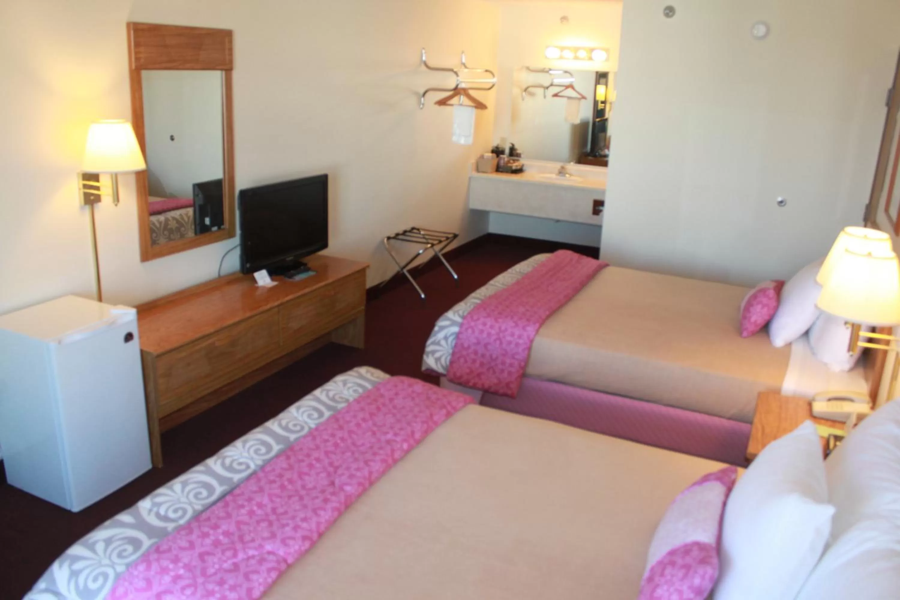 Bathroom, Bed in Ozark Valley Inn