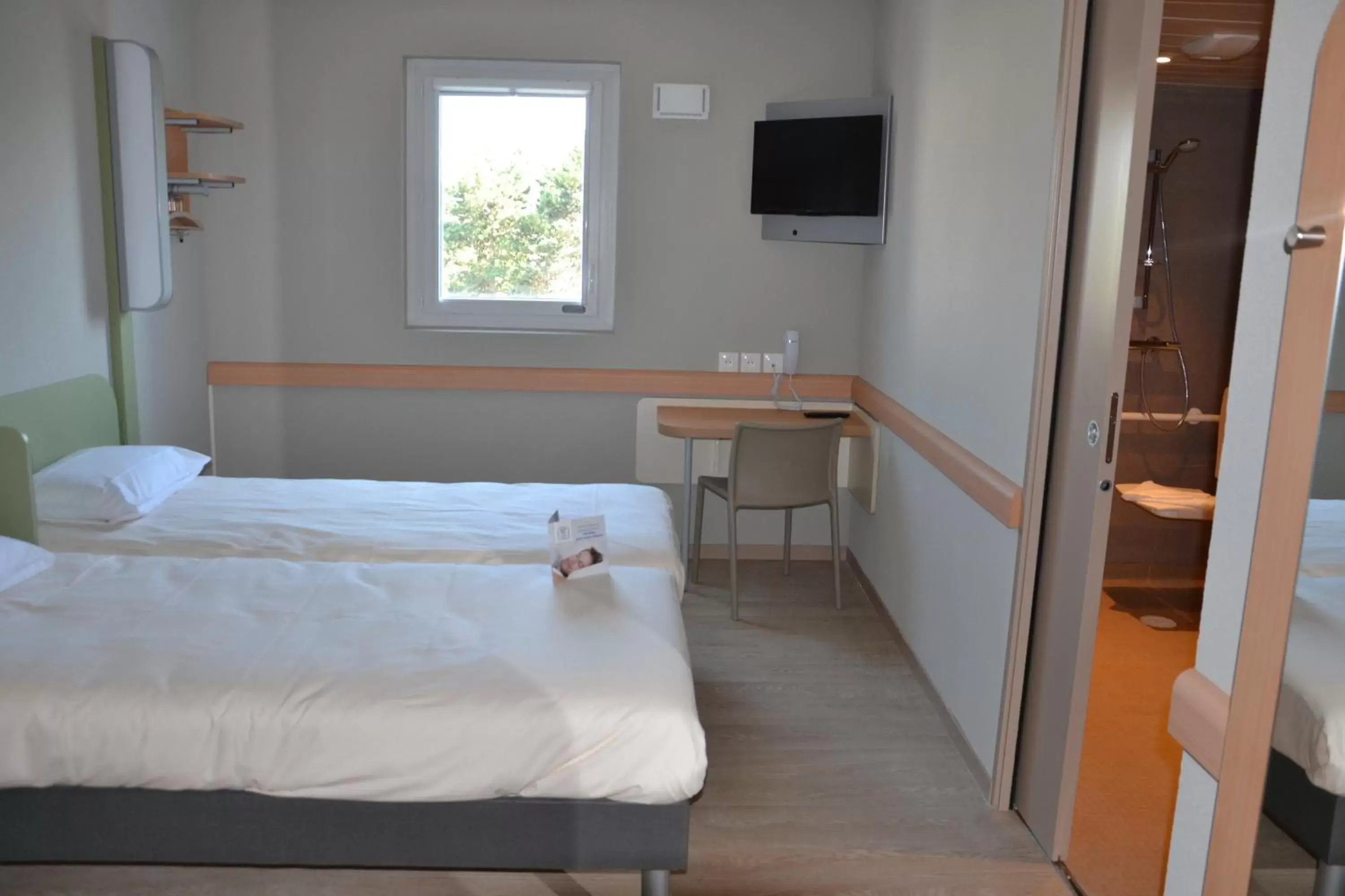 Bed in Ibis Budget Chalon Sur Saone Nord