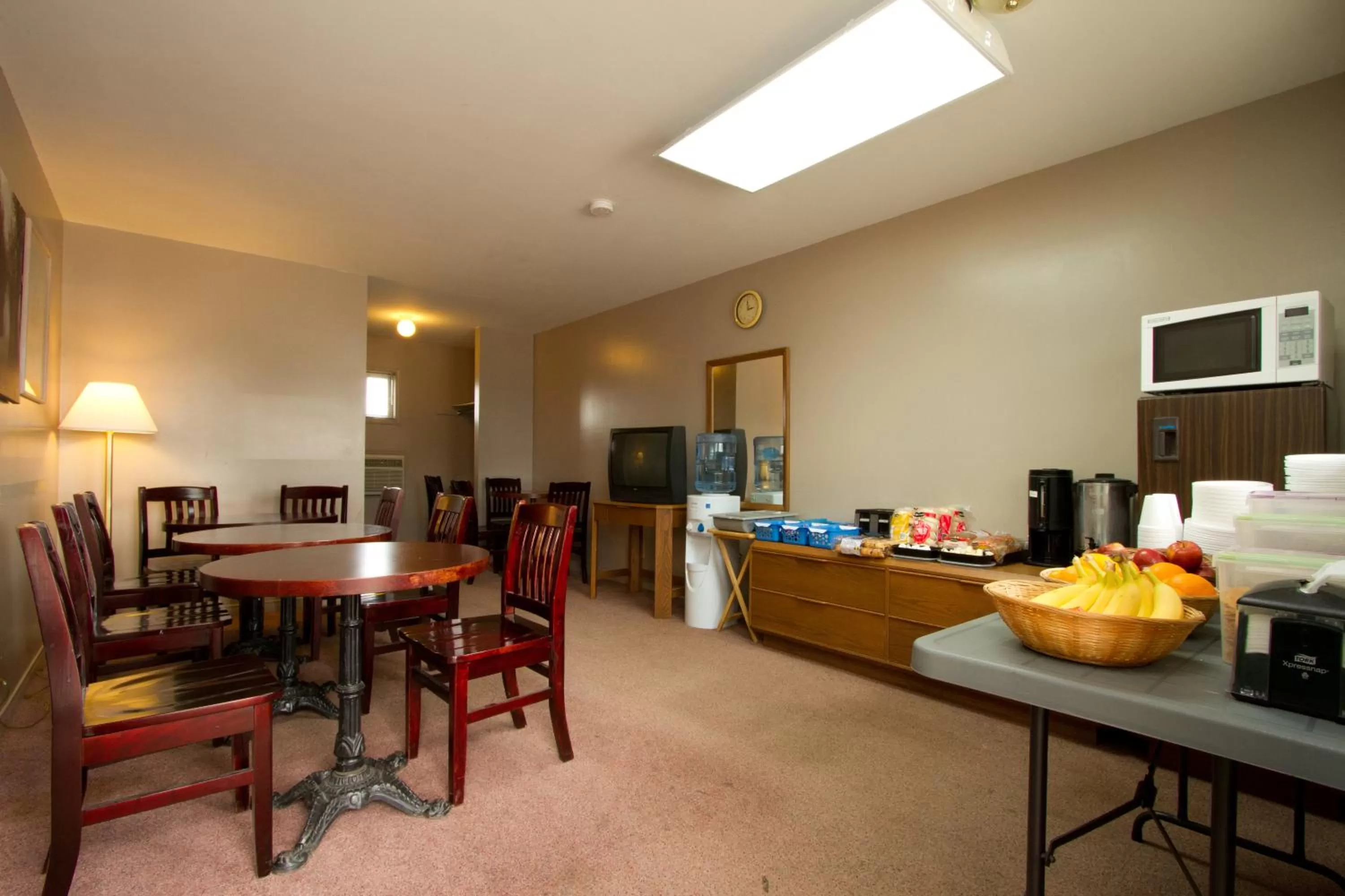 Coffee/tea facilities in Knights Inn Lindsay