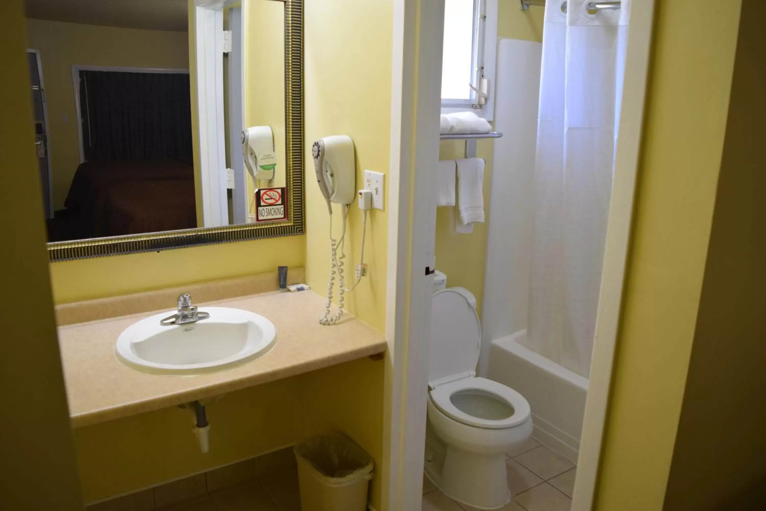 Bathroom in White Oaks Motel Pennsville/Carneys Point