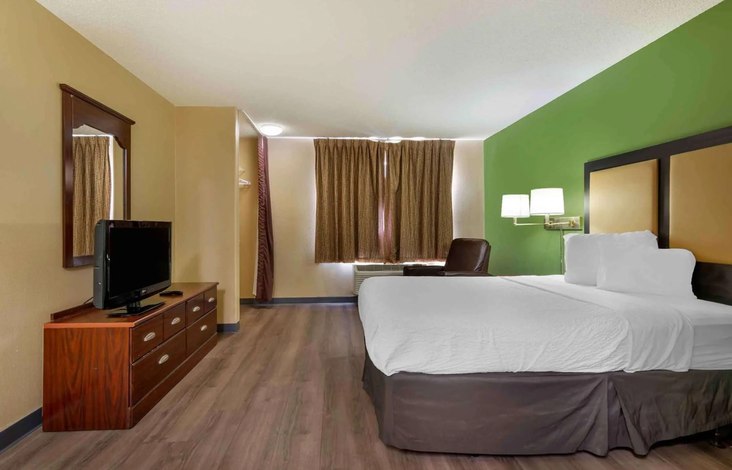 Bedroom, Bed in Extended Stay America Suites - Kansas City - South