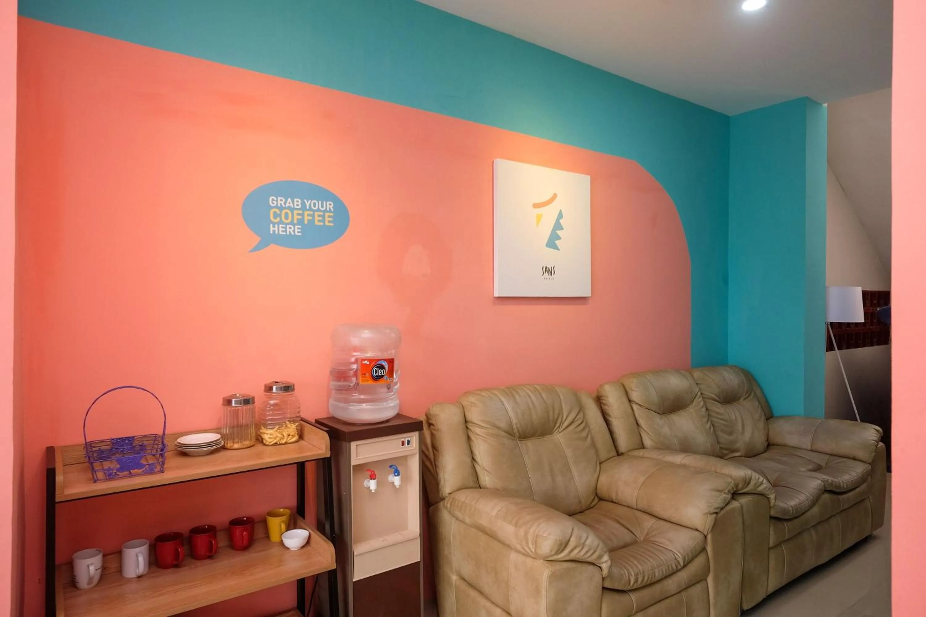 Living room in Sans Hotel Tiga Putri Semarang by RedDoorz