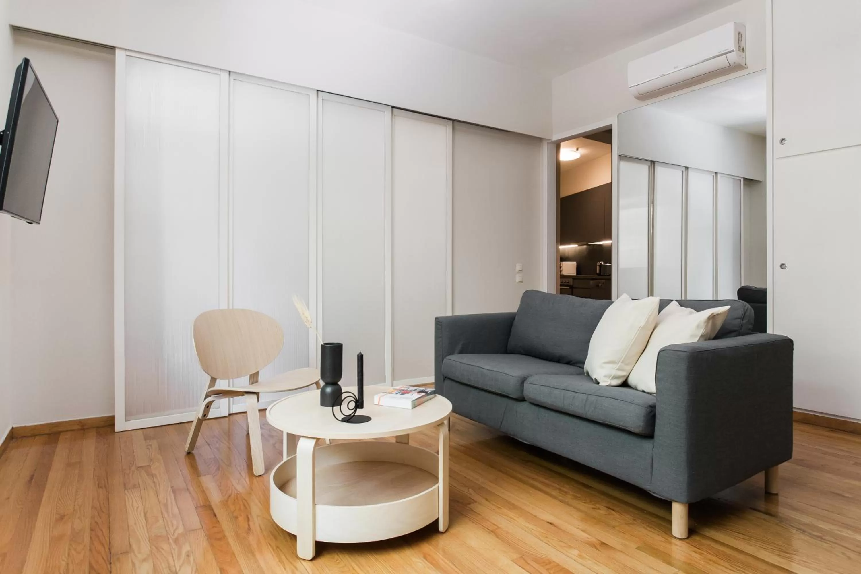 Living room, Seating Area in ZOIA The Hill by UPSTREET