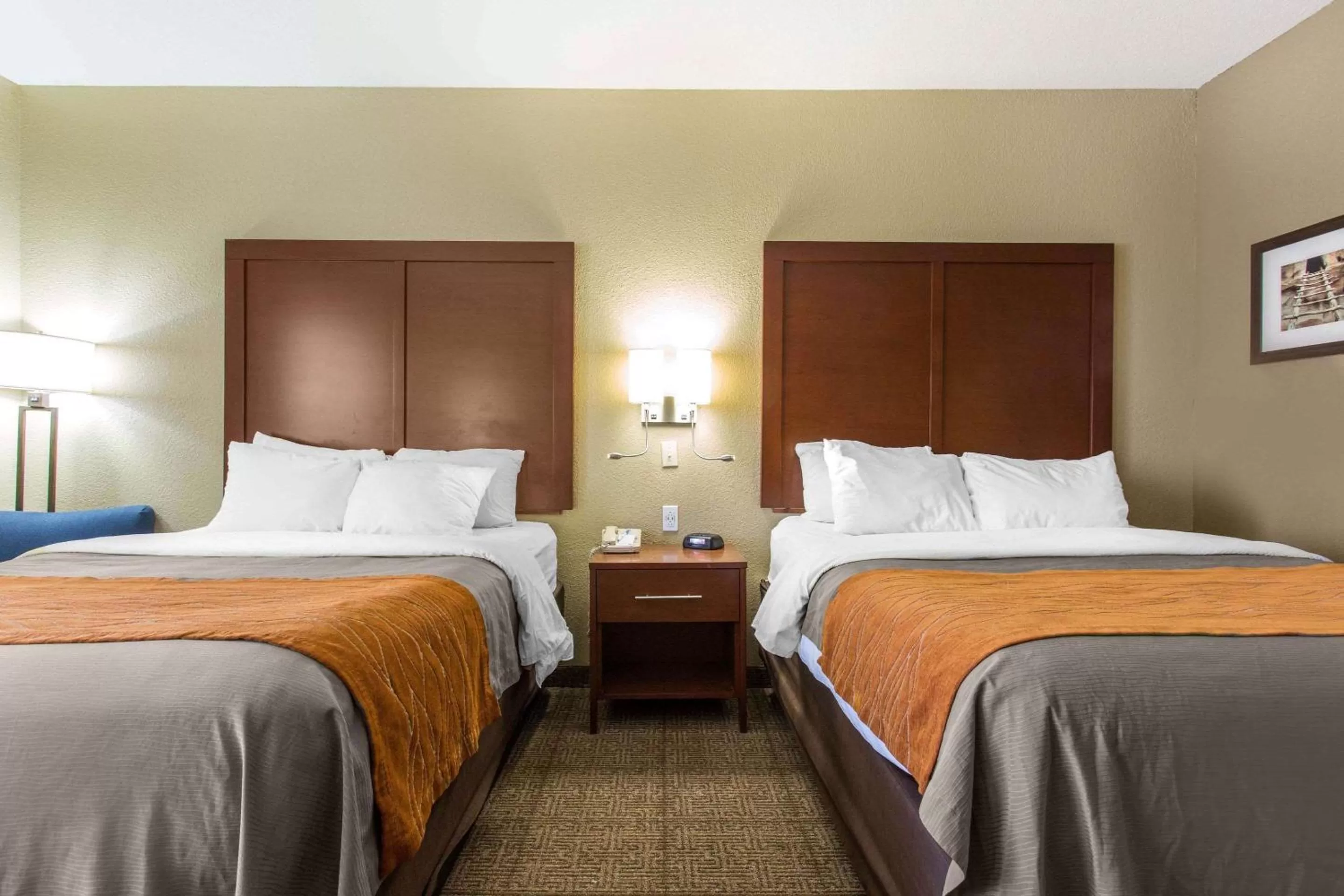 Photo of the whole room, Bed in Comfort Inn & Suites