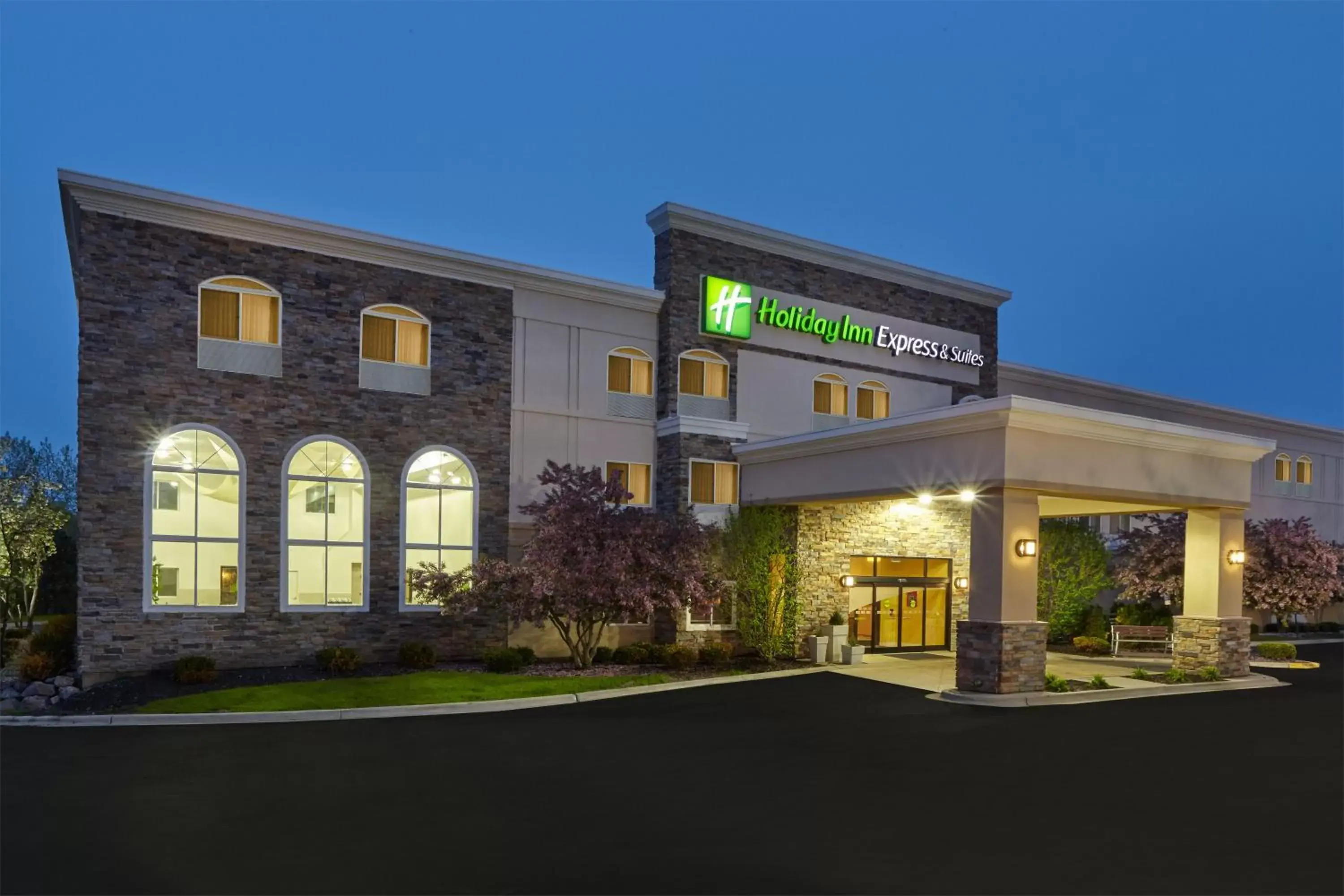 Property Building in Holiday Inn Express & Suites Chicago-Libertyville, an IHG Hotel