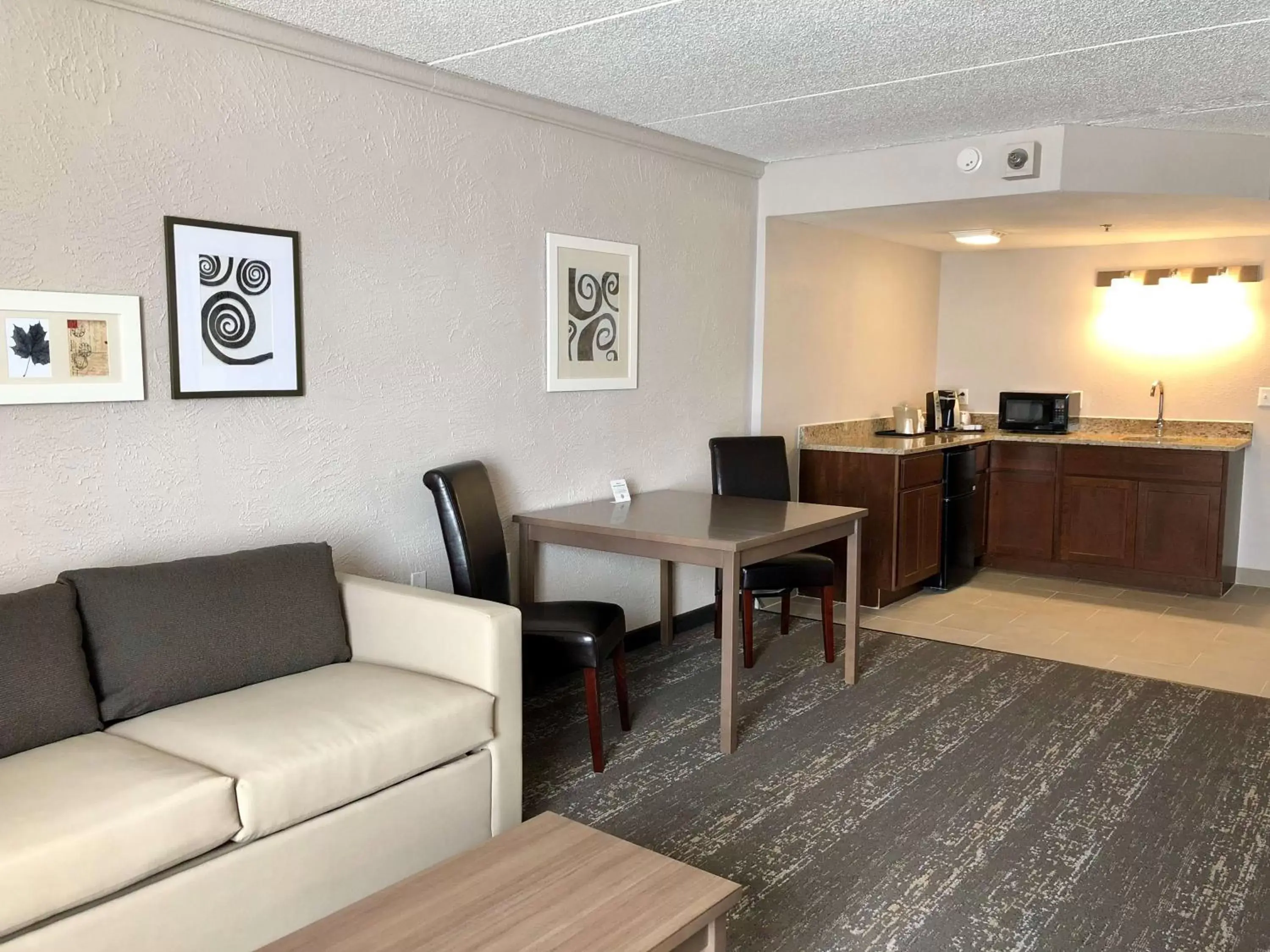 Photo of the whole room, Seating Area in Country Inn & Suites by Radisson, Mt. Pleasant-Racine West, WI