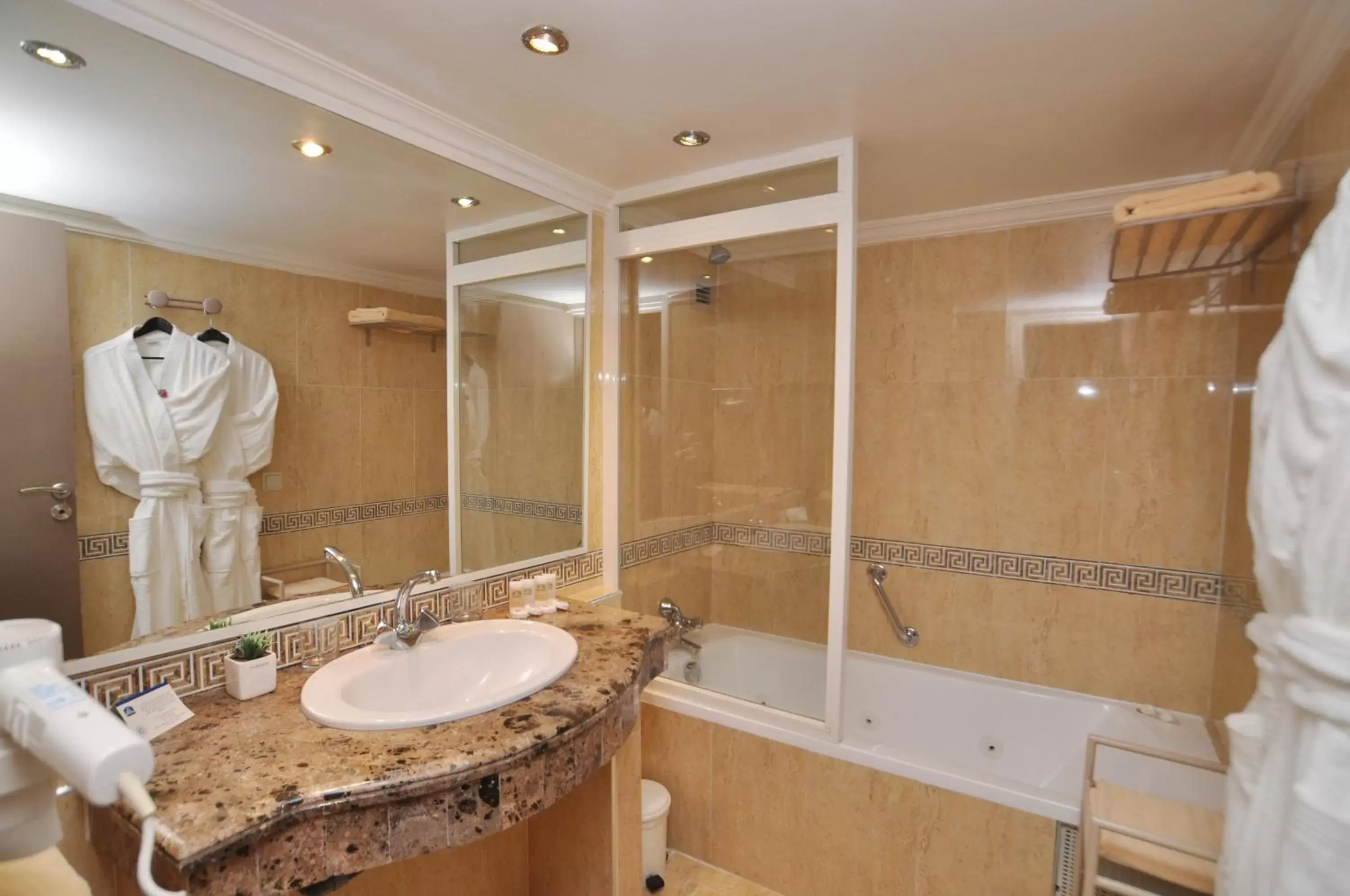Shower, Bathroom in Hotel Toubkal