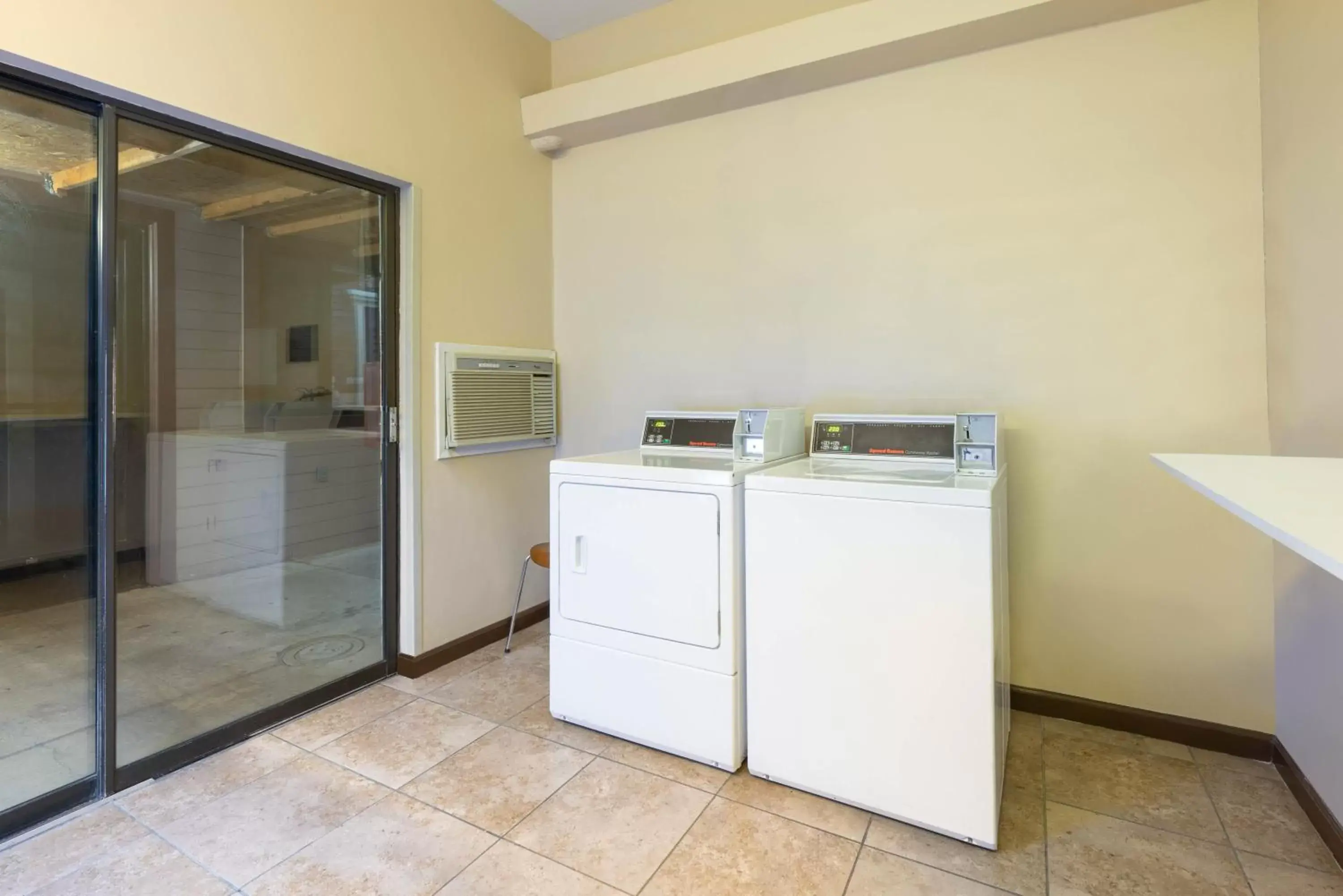 Area and facilities, Kitchen/Kitchenette in Super 8 by Wyndham San Bruno /SF Intl Arpt West