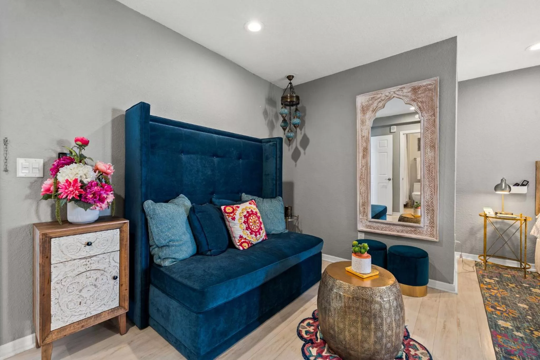 Bedroom, Seating Area in The Kenwood Gables