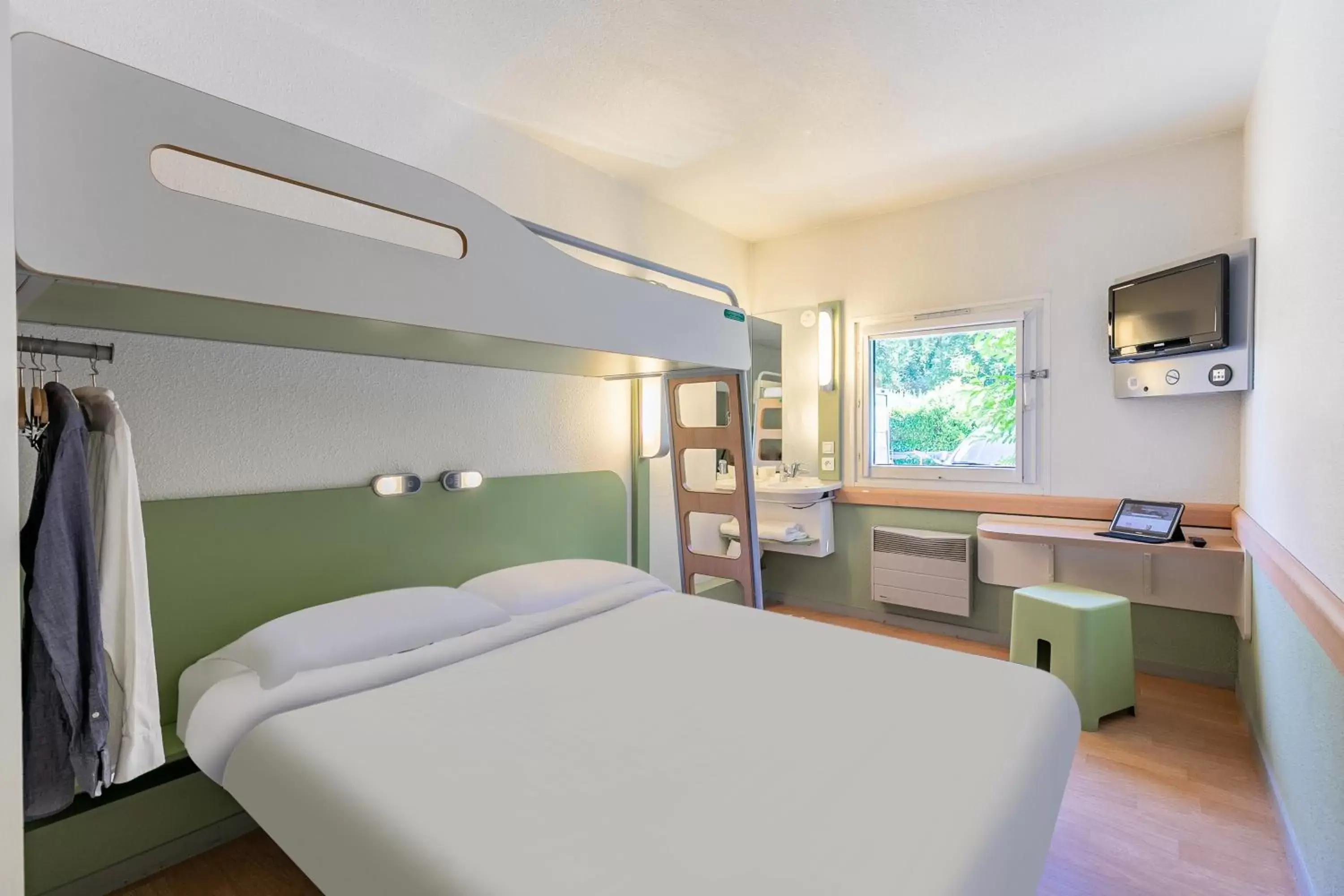 Bedroom in B&B HOTEL Mulhouse Dornach - Parking Gratuit