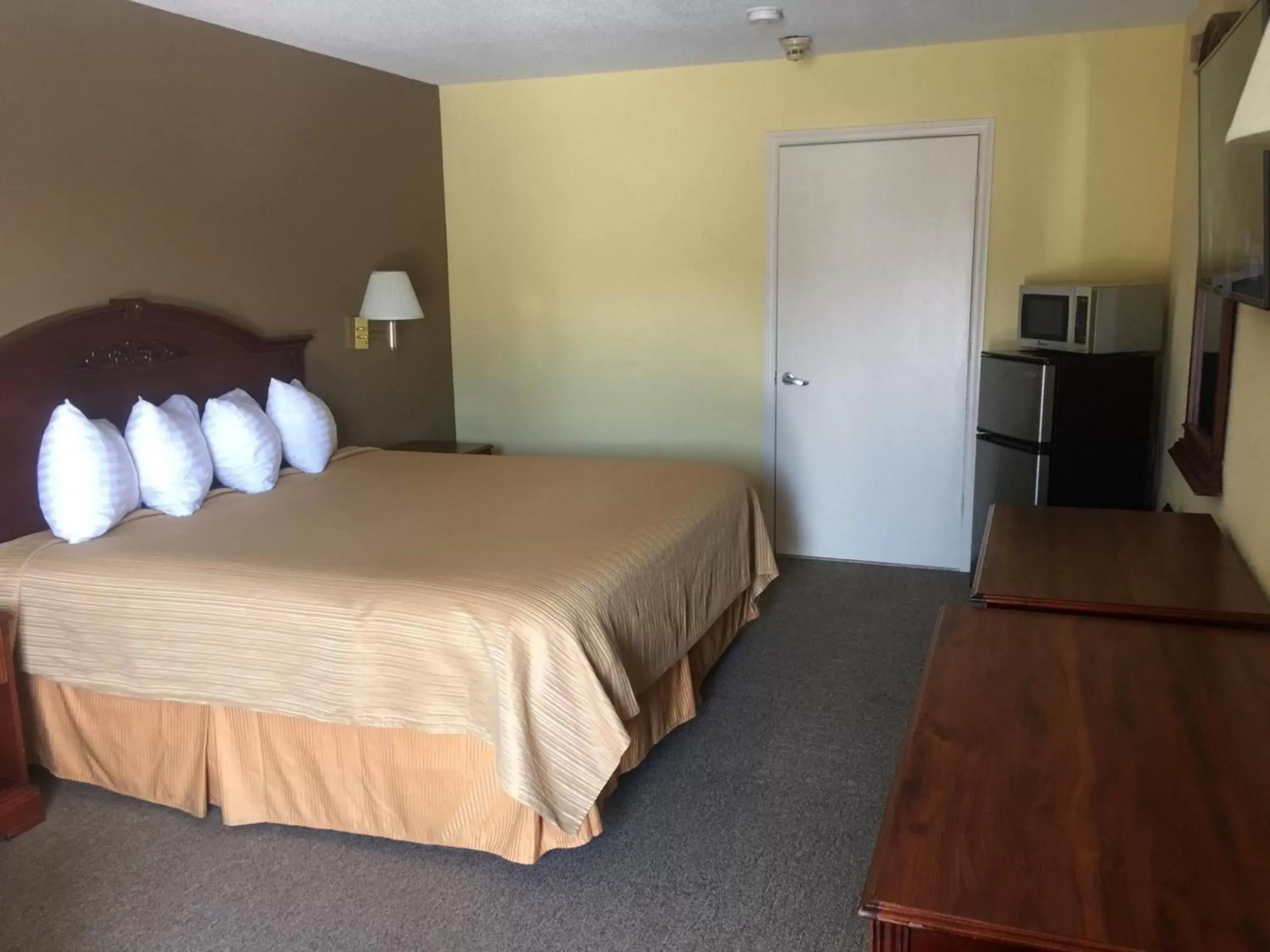Bedroom, Bed in Loyalty Inn Hawkinsville