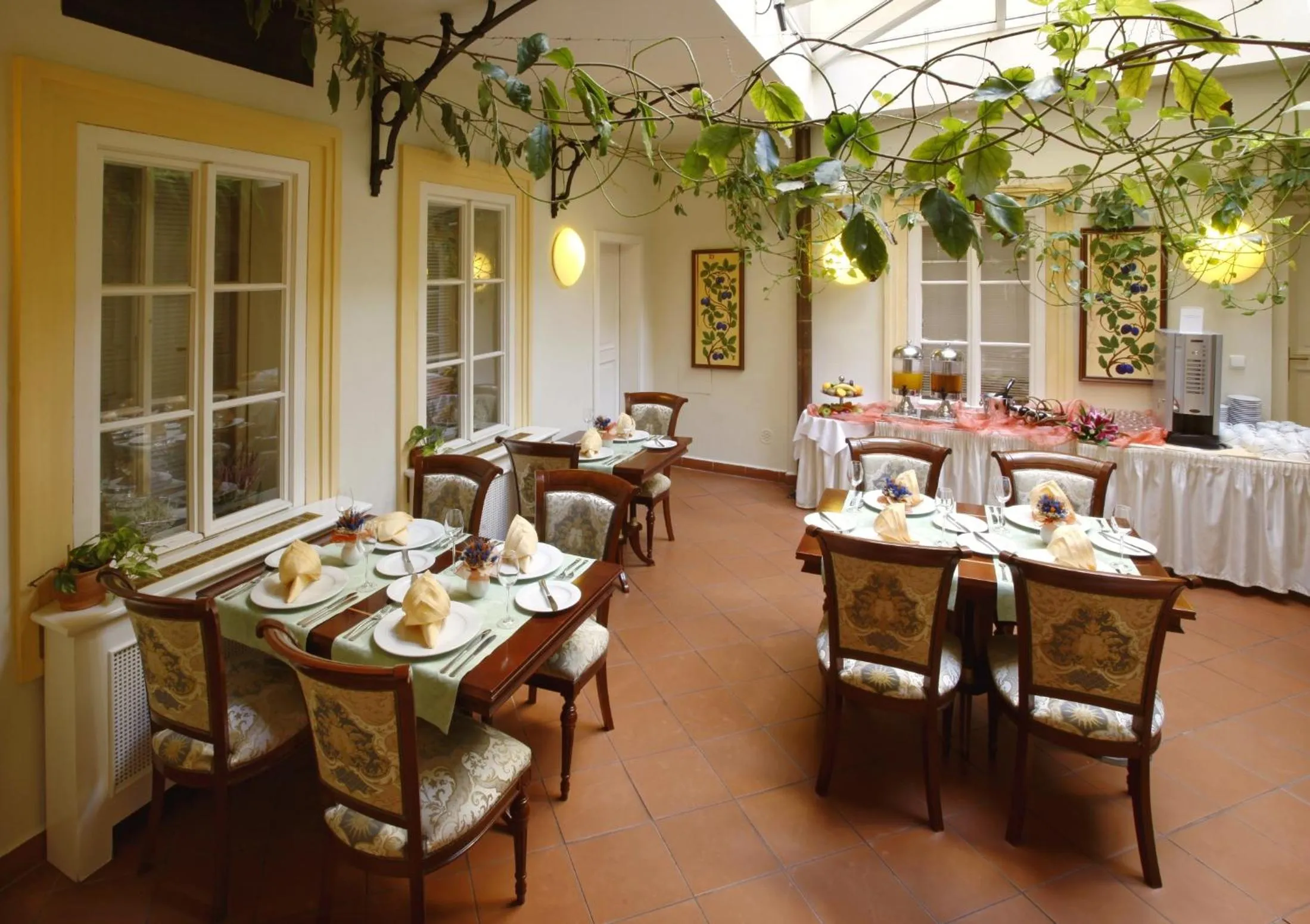 Restaurant/places to eat in Boutique Hotel Constans