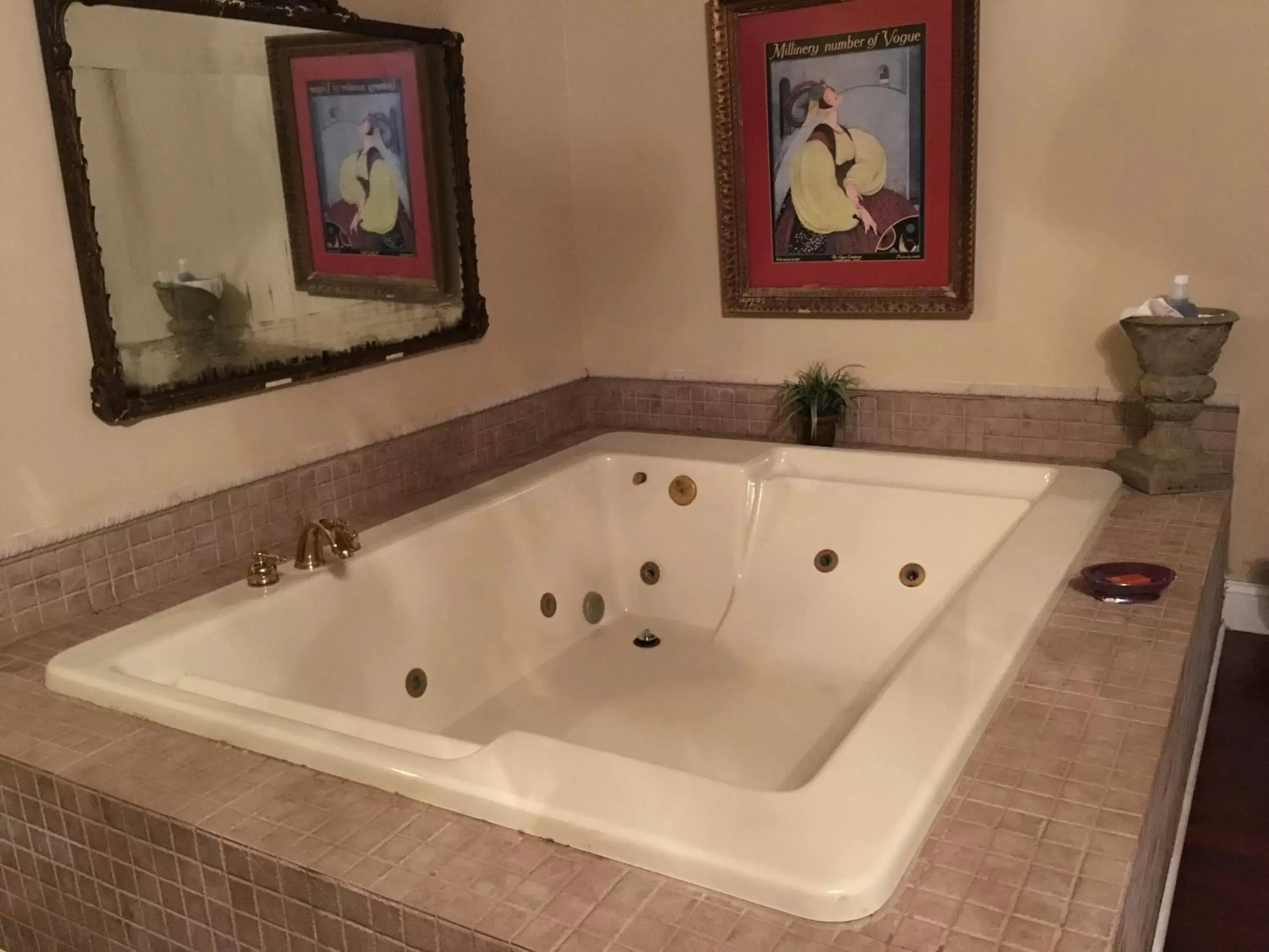 Hot Tub, Bathroom in Colts Neck Inn Hotel