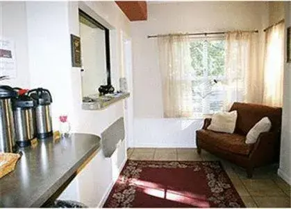 Coffee/tea facilities, Seating Area in Nevada City Inn