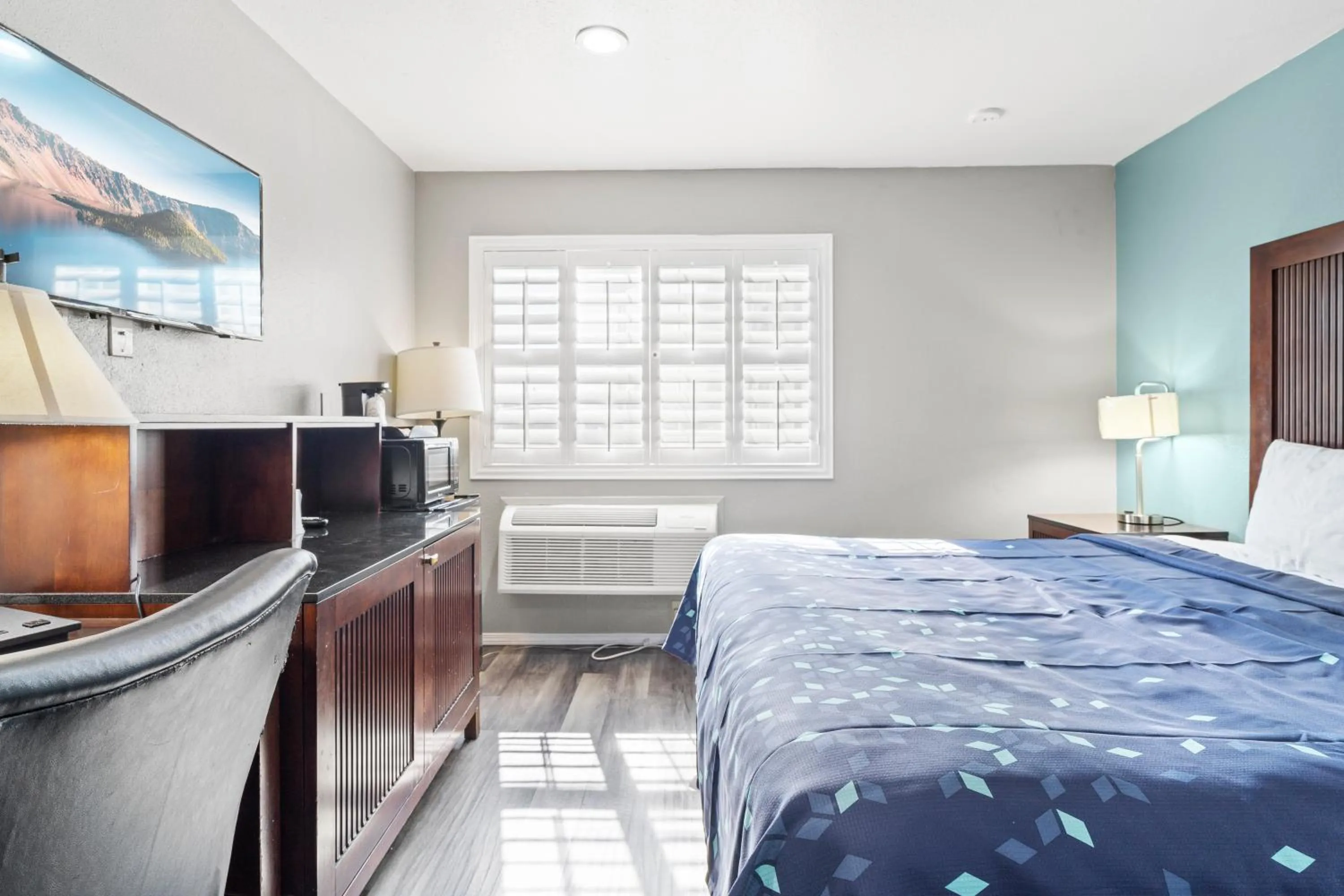 Bedroom, Bed in Travelers Inn Medford