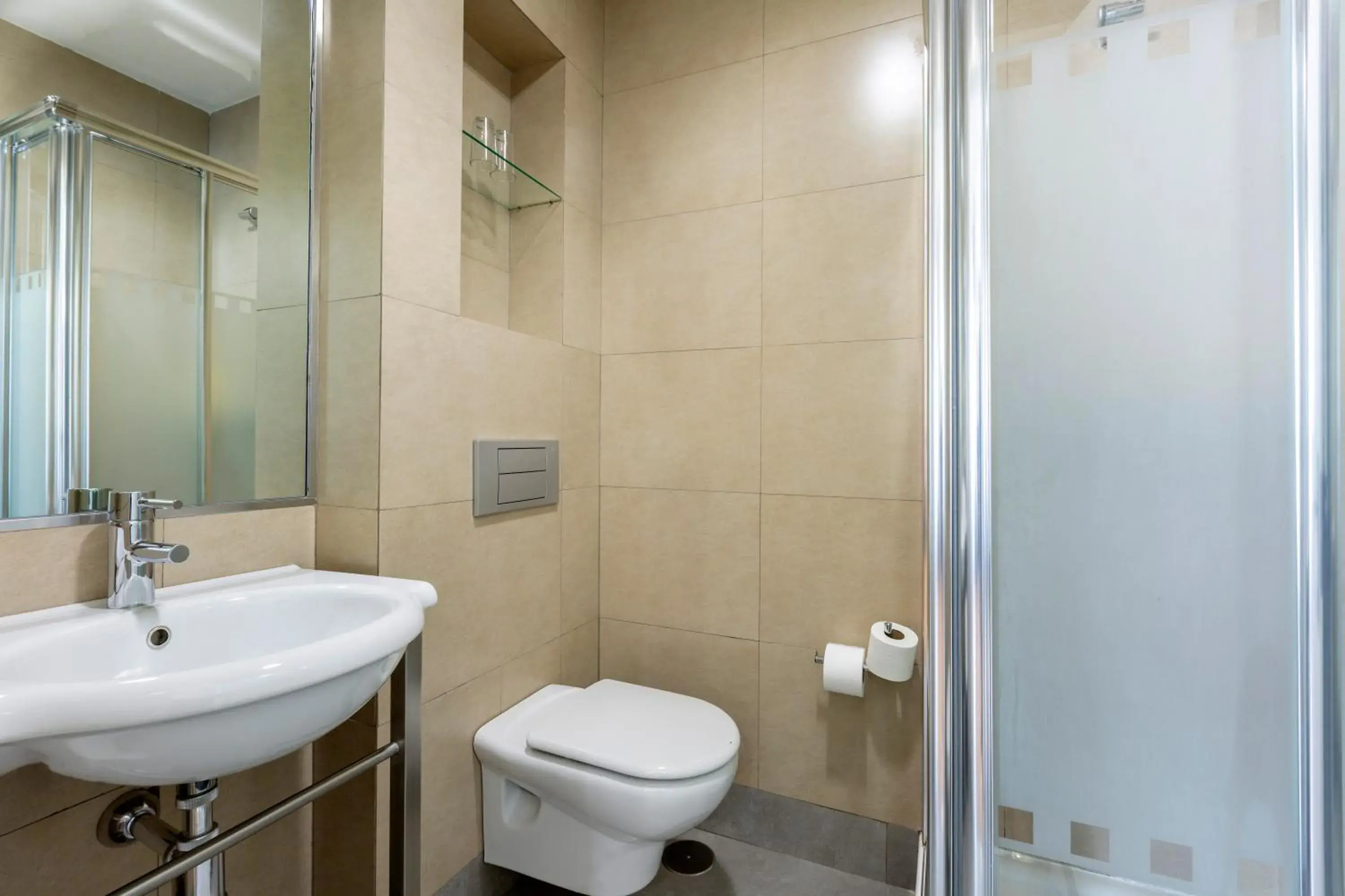 Bathroom in Hostal Abadia Madrid