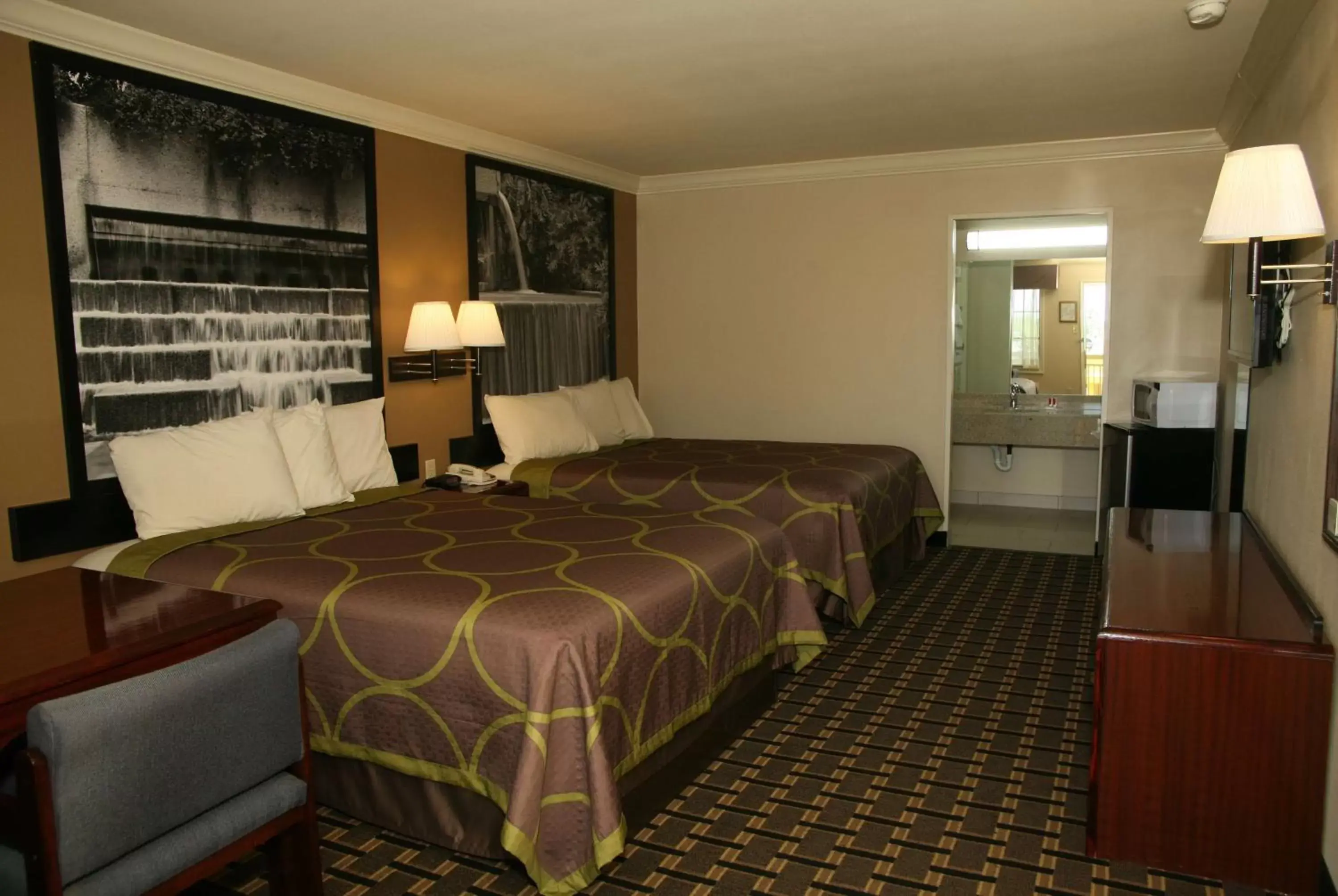 Photo of the whole room, Bed in Super 8 by Wyndham Tyler TX