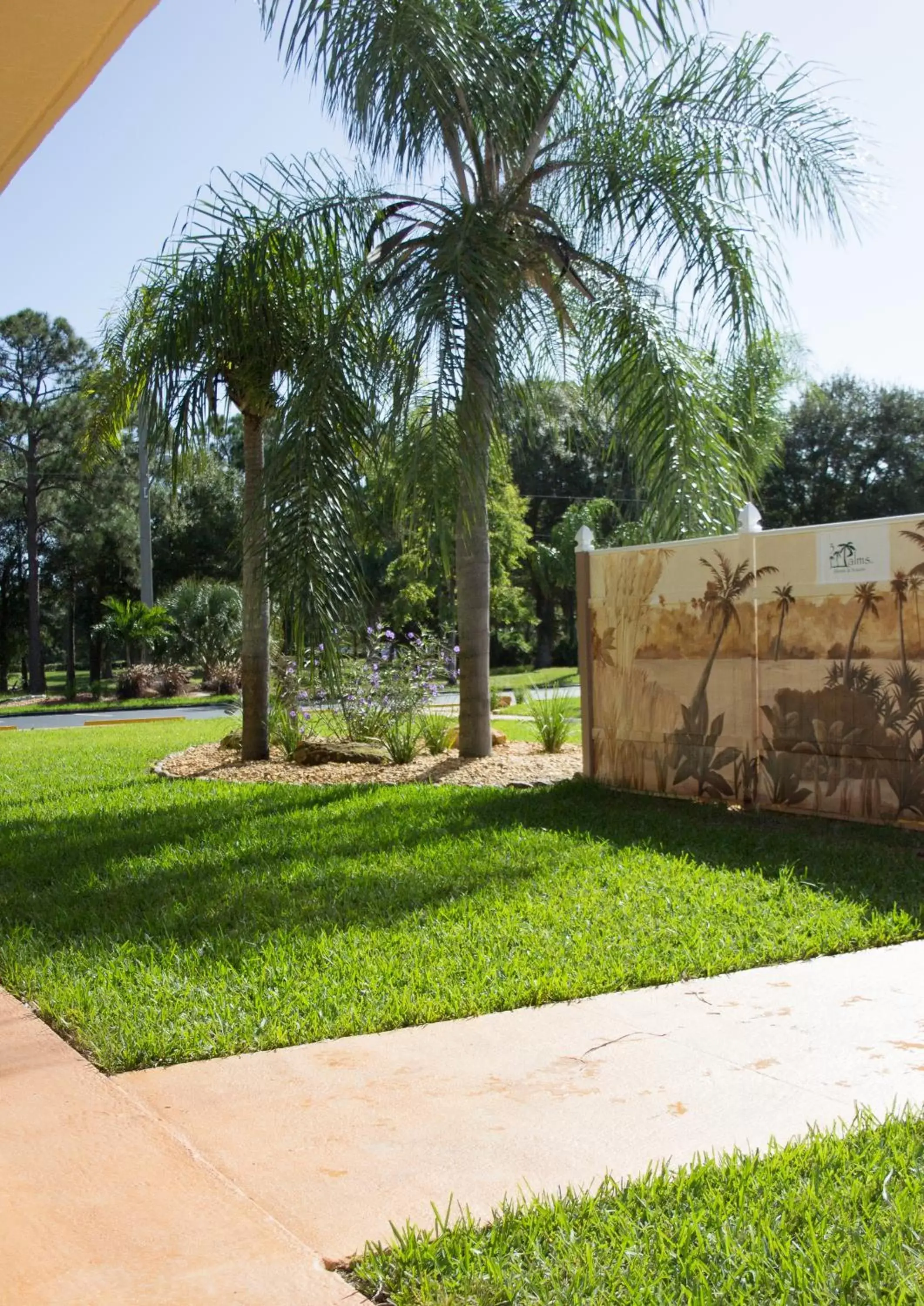 Facade/entrance, Garden in At Home Inn - Fort Pierce