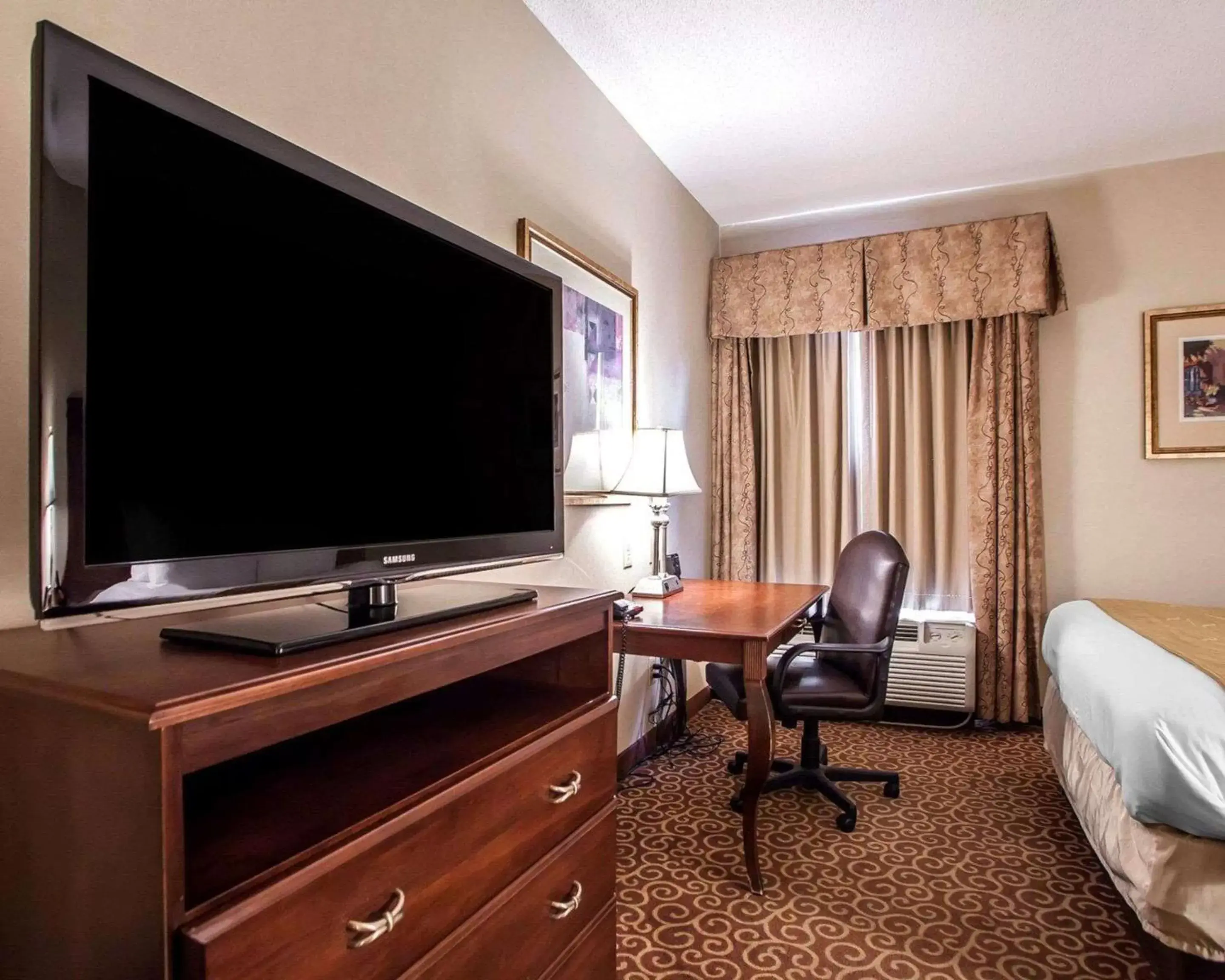 Photo of the whole room, TV/Entertainment Center in Comfort Suites East Brunswick - South River