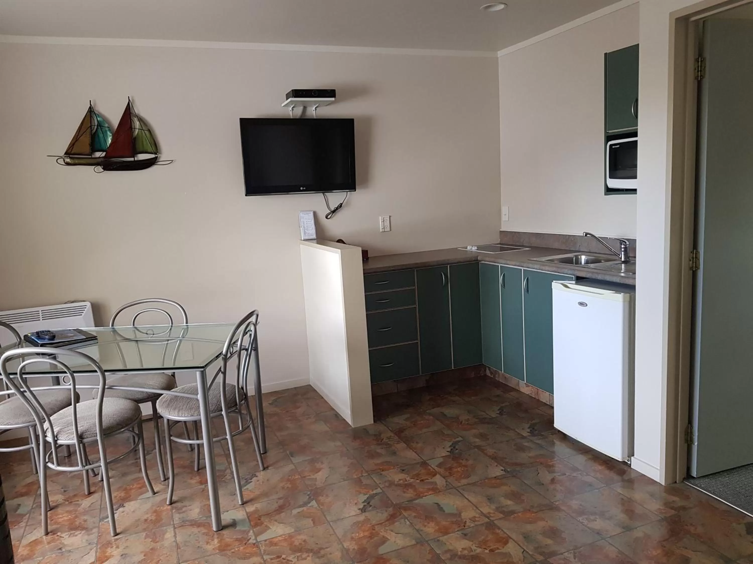 Kitchen or kitchenette in Portmans Motor Lodge