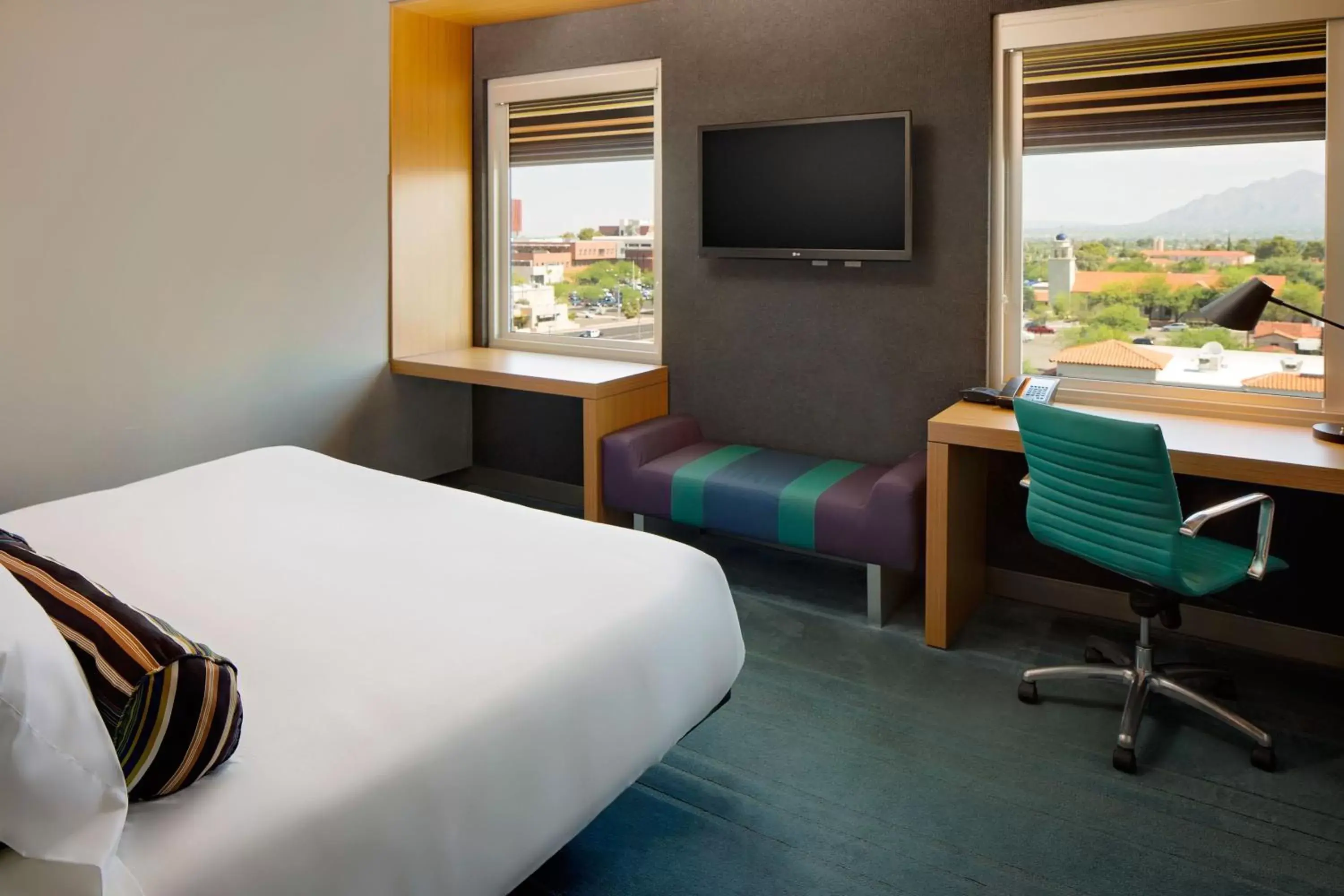 Photo of the whole room, Bed in Aloft Tucson University