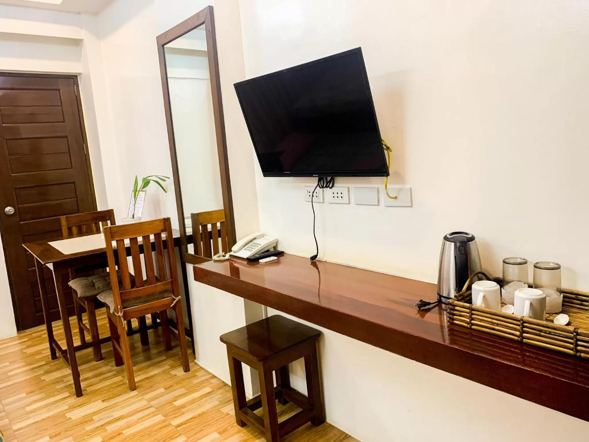 TV and multimedia in Jurias Garden Hotel