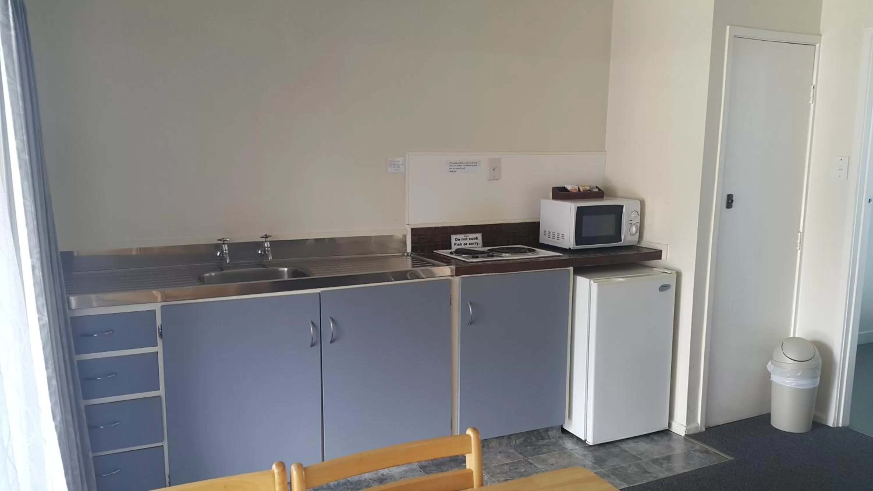 Kitchen or kitchenette in Camellia Court Family Motel