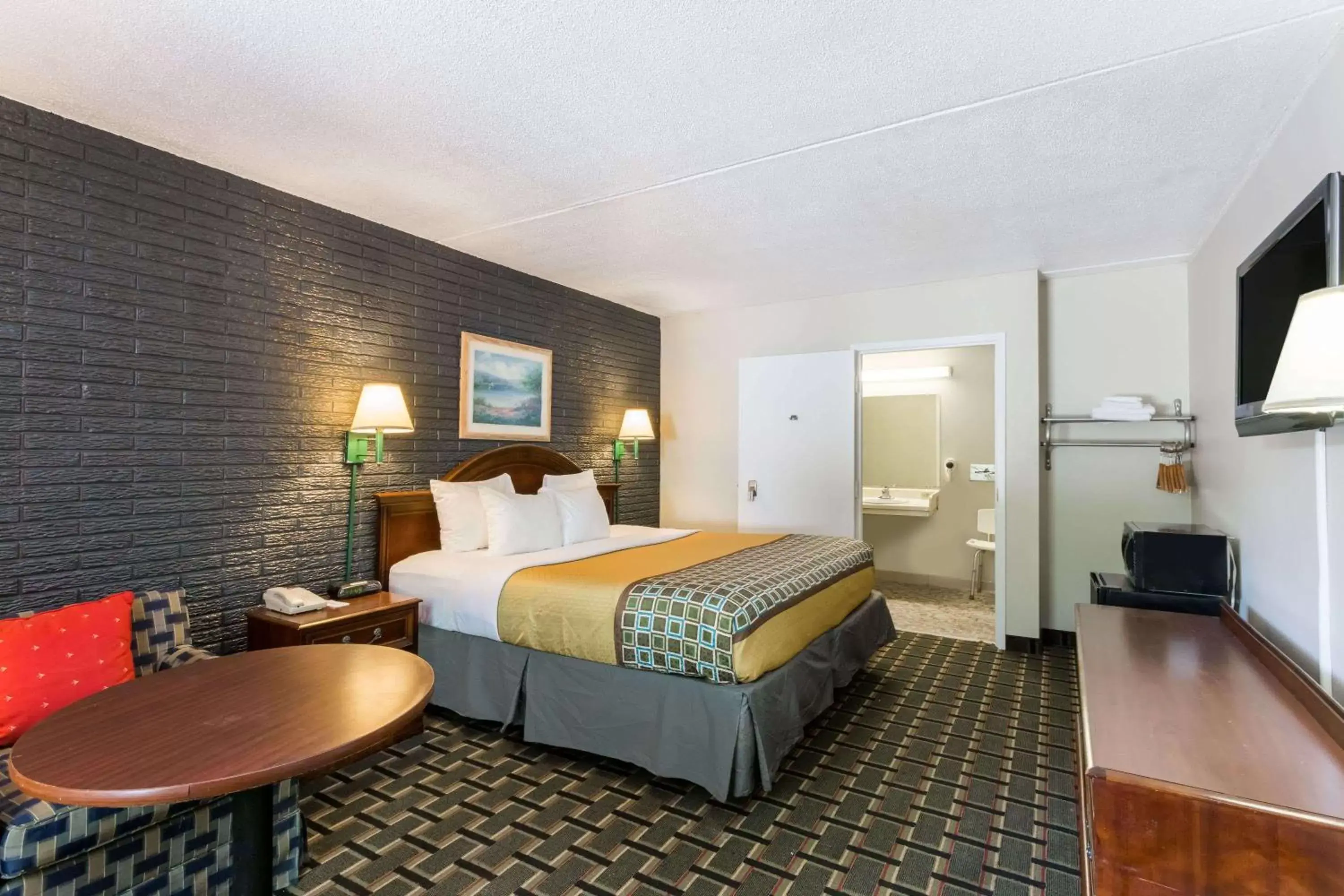 Photo of the whole room, Bed in Travelodge by Wyndham Savannah Area/Richmond Hill