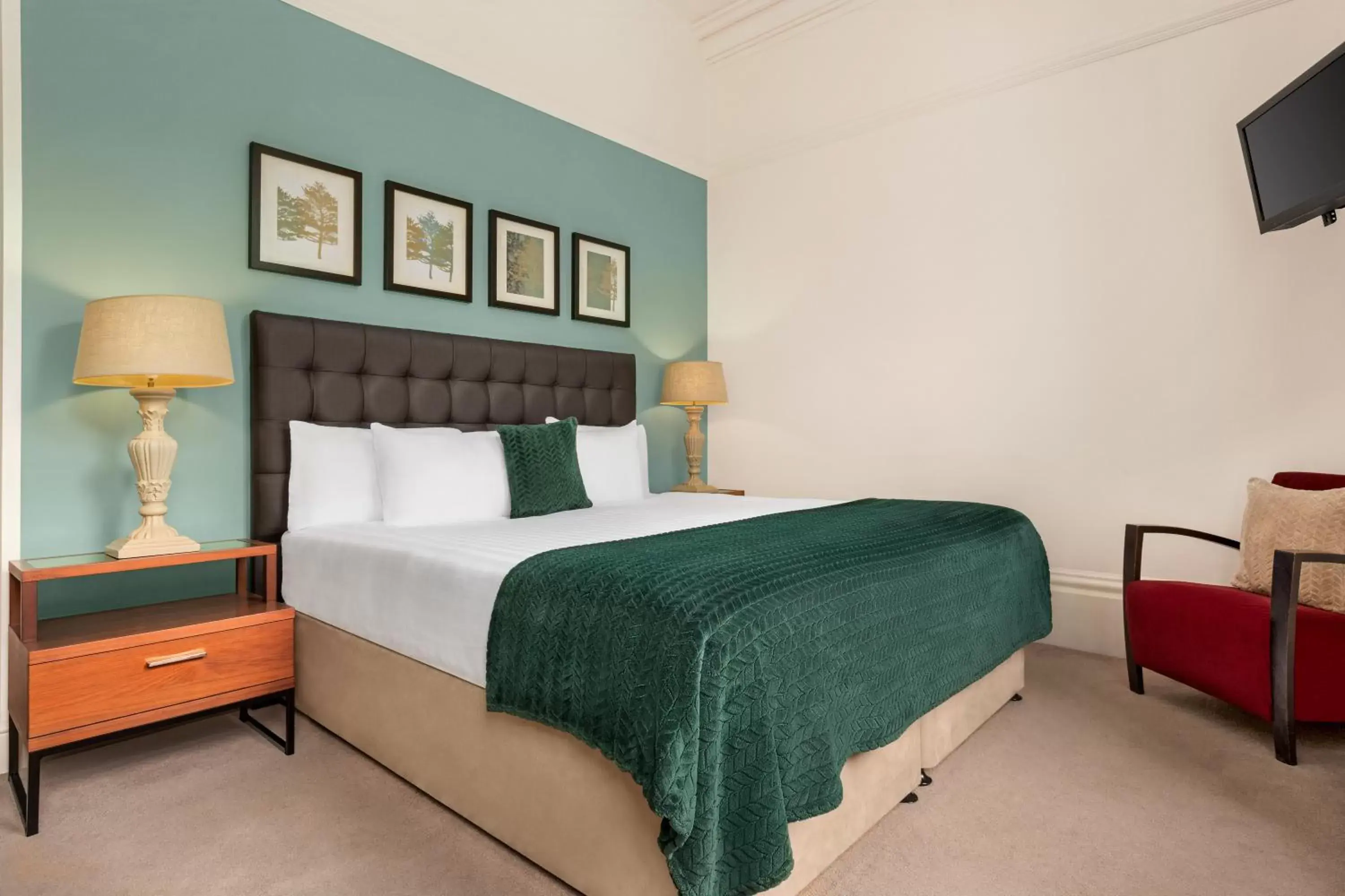 Bedroom, Bed in Wyndham Trenython Manor