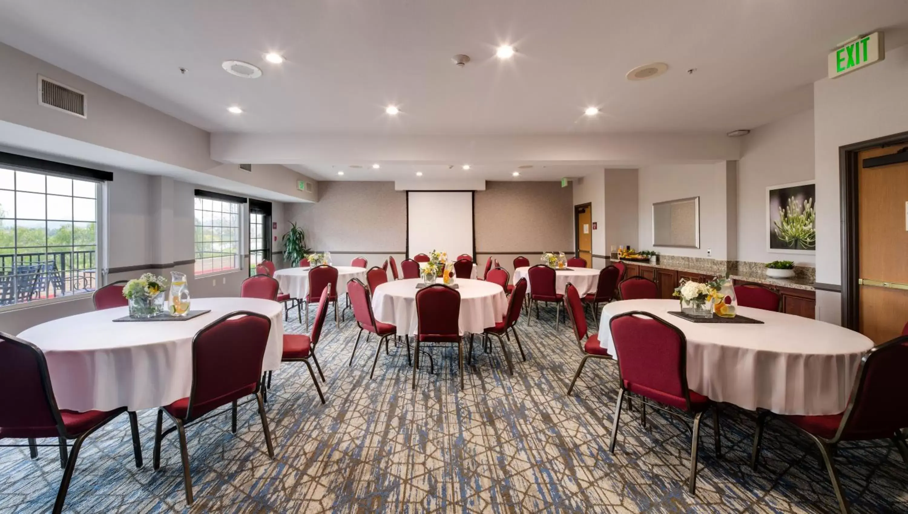 Meeting/conference room, Restaurant/Places to Eat in Ayres Suites Mission Viejo