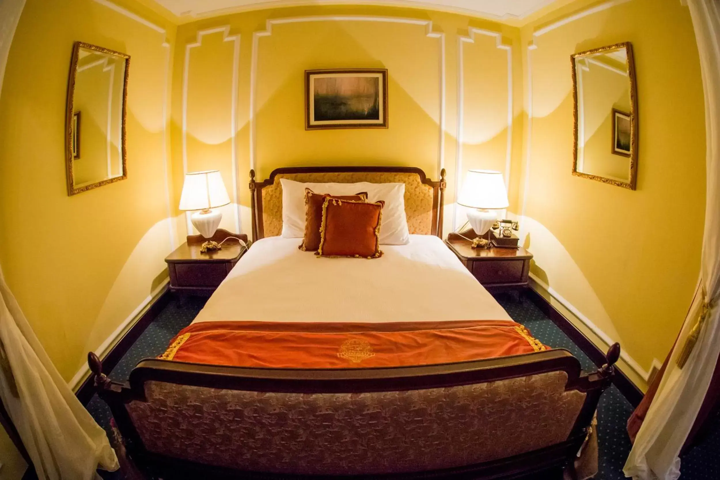 Bed in Hotel Leopold I