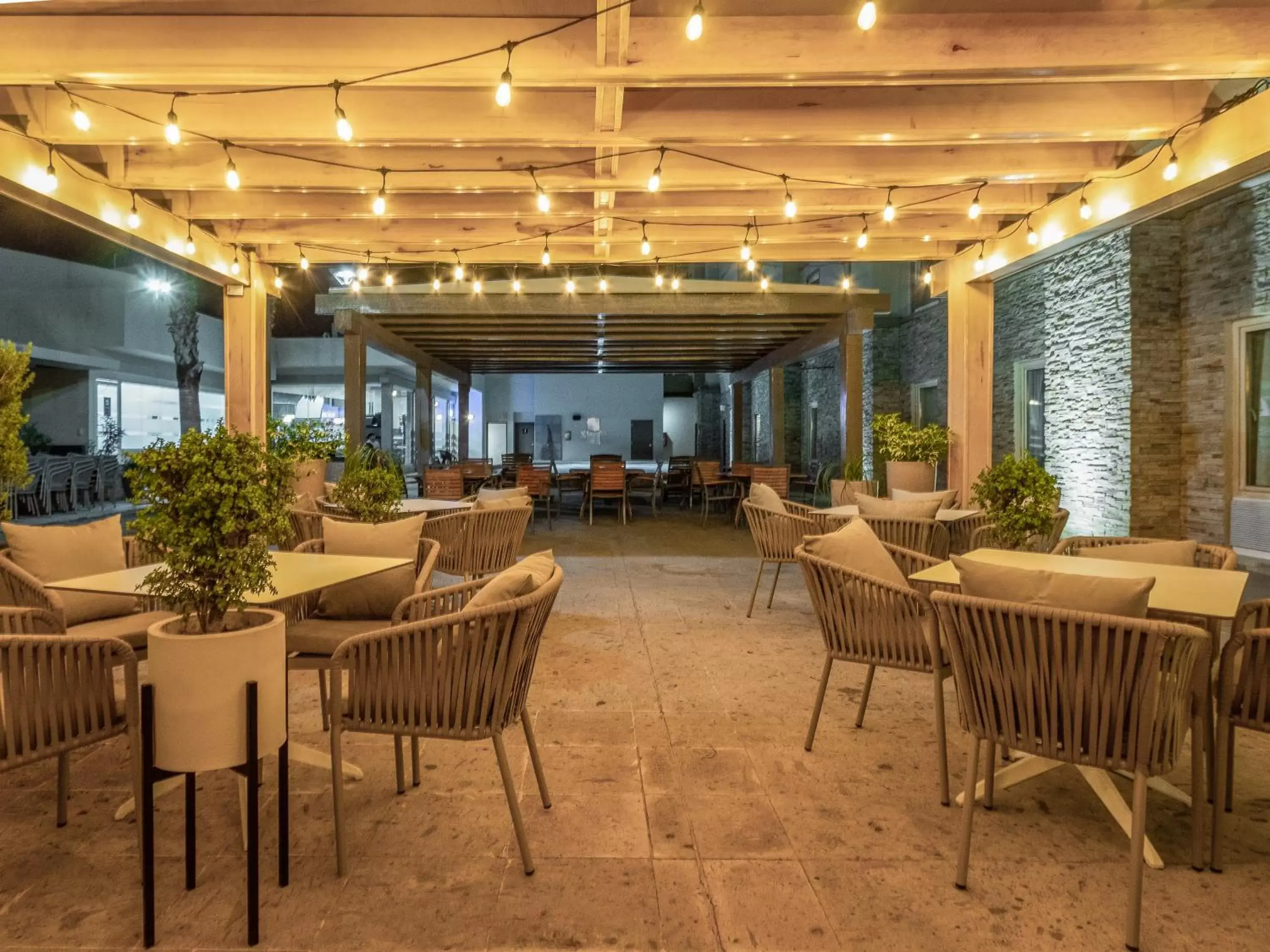 Restaurant/Places to Eat in Hotel Mesaluna Near American Consulate Restaurant/Places to Eat in Hotel Mesaluna Near American Consulate