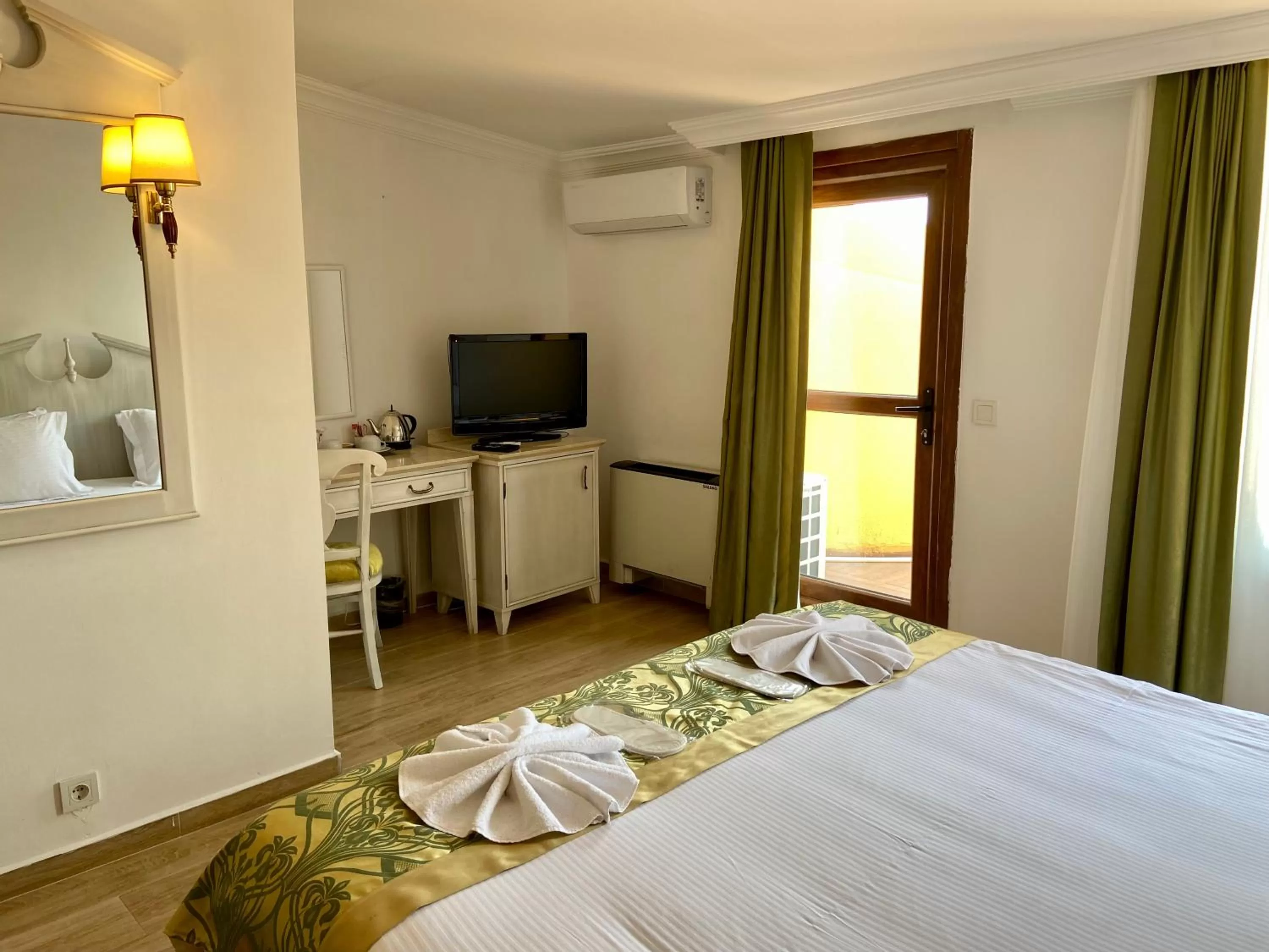 Balcony/Terrace, Bed in Arena Hotel - Special Class